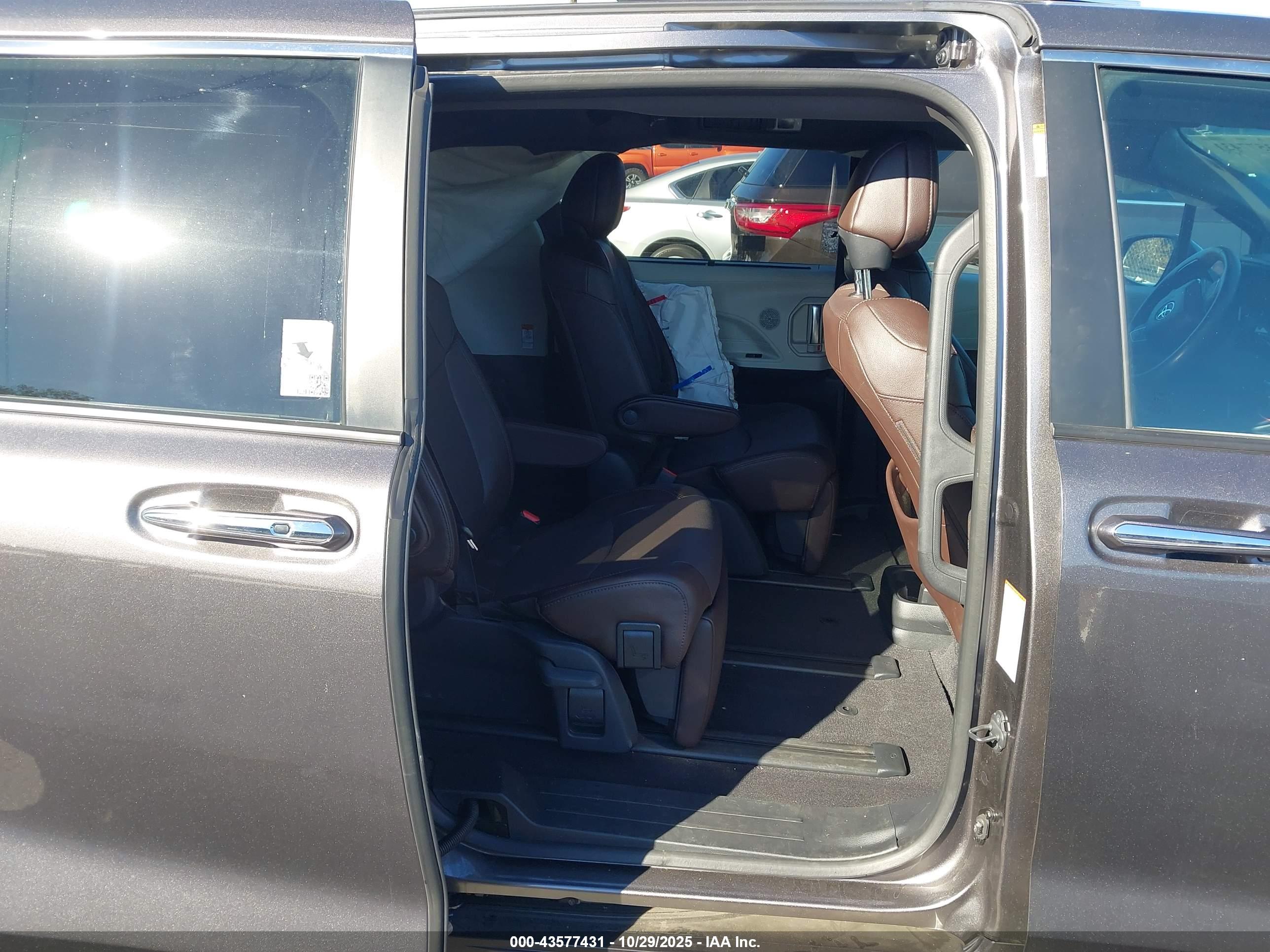 TOYOTA SIENNA image 8