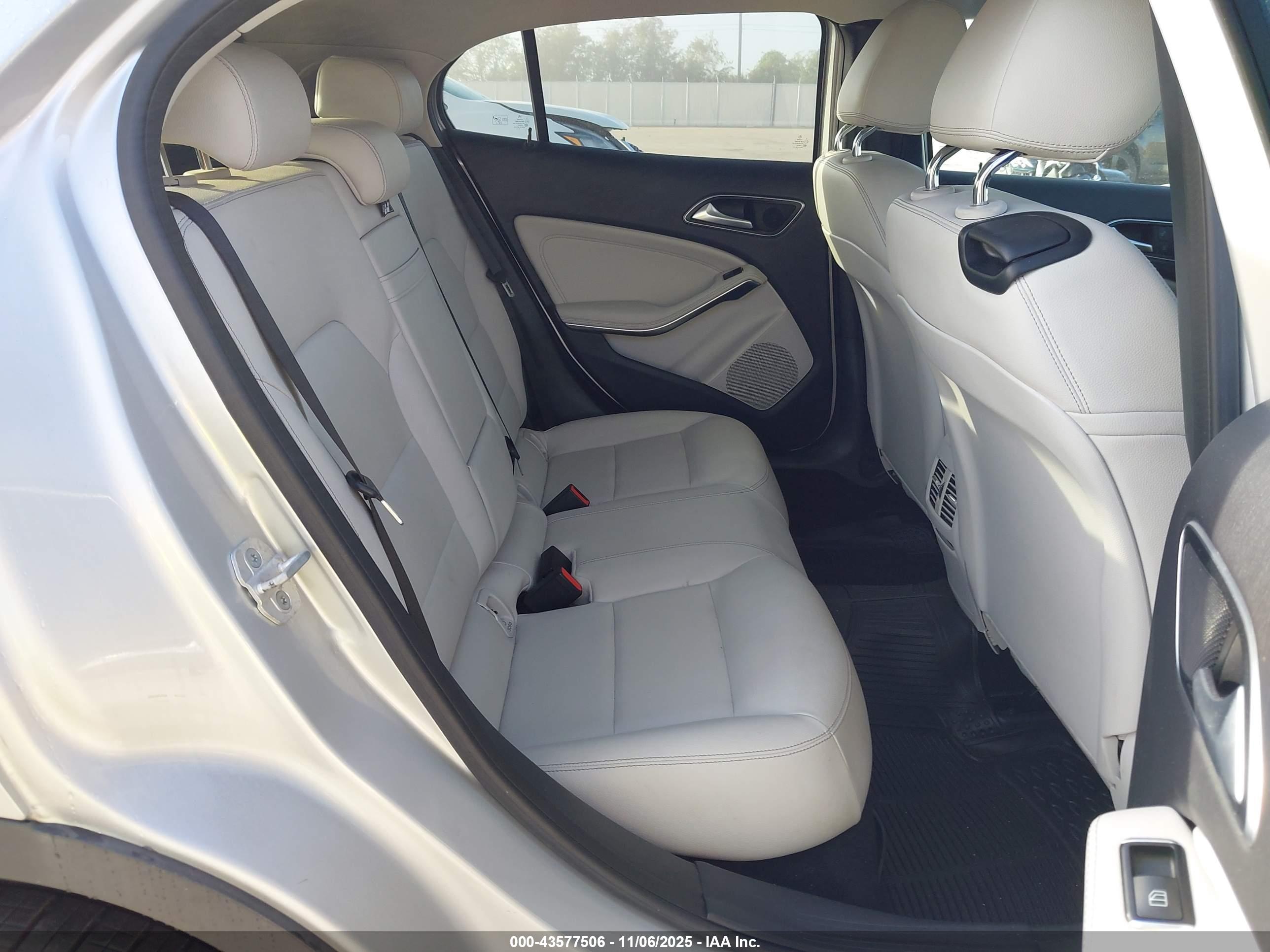 MERCEDES-BENZ GLA image 8