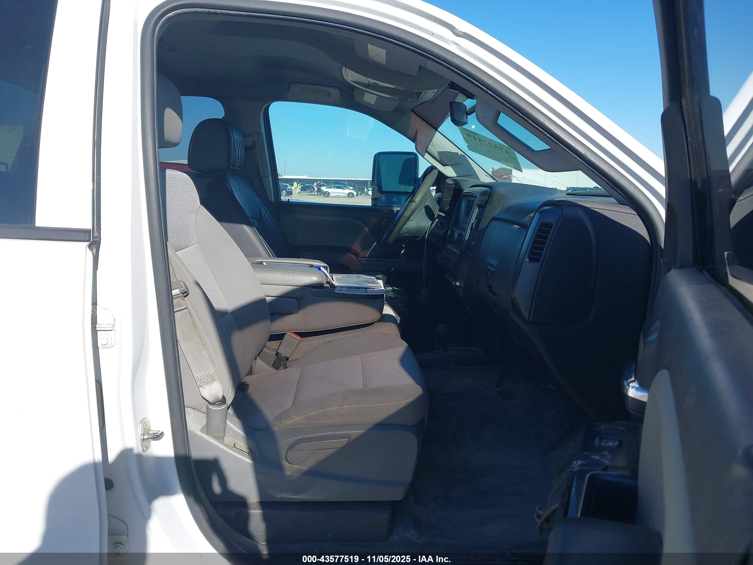 CHEVROLET SILVERADO image 5