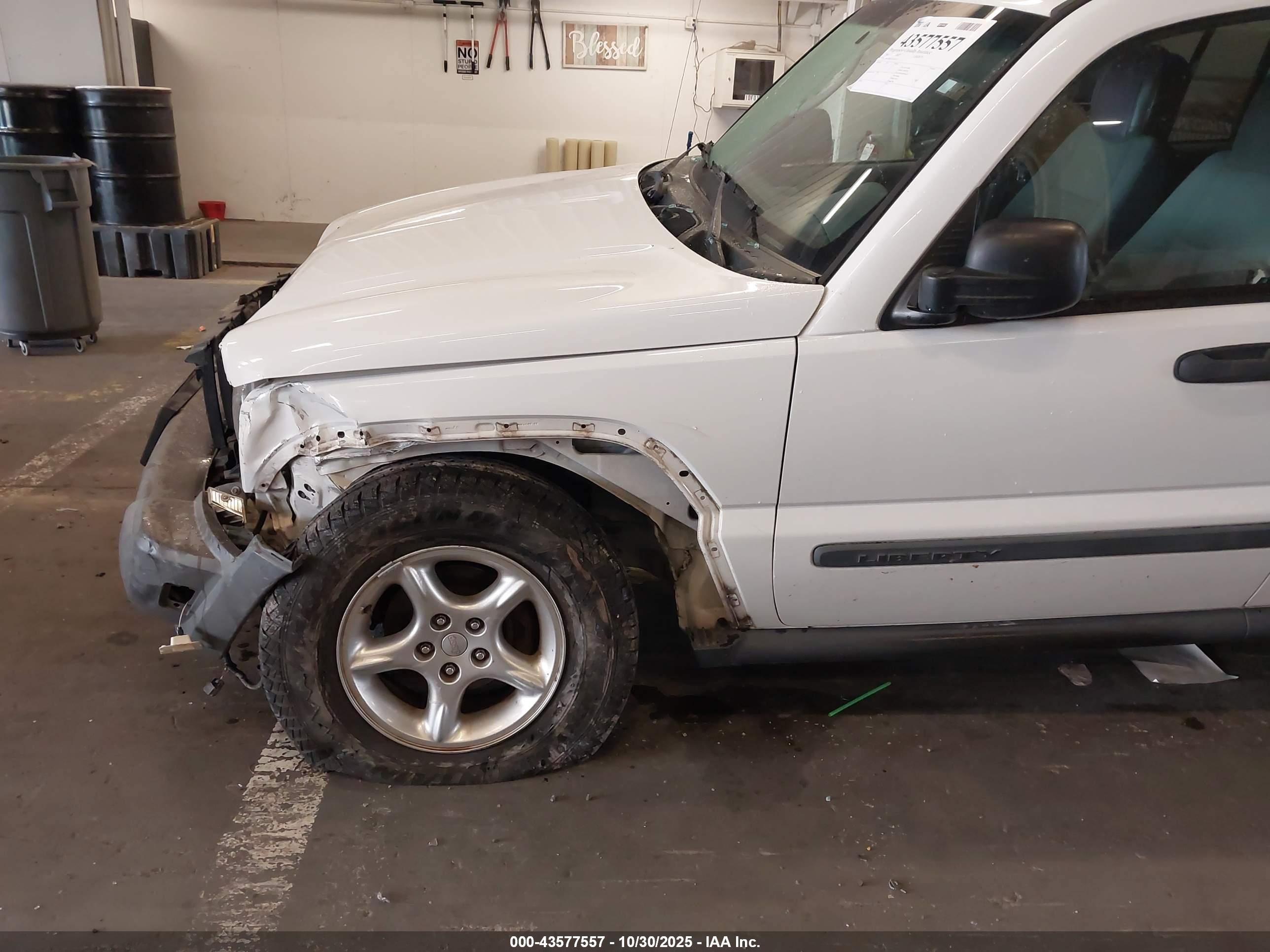 JEEP LIBERTY image 6