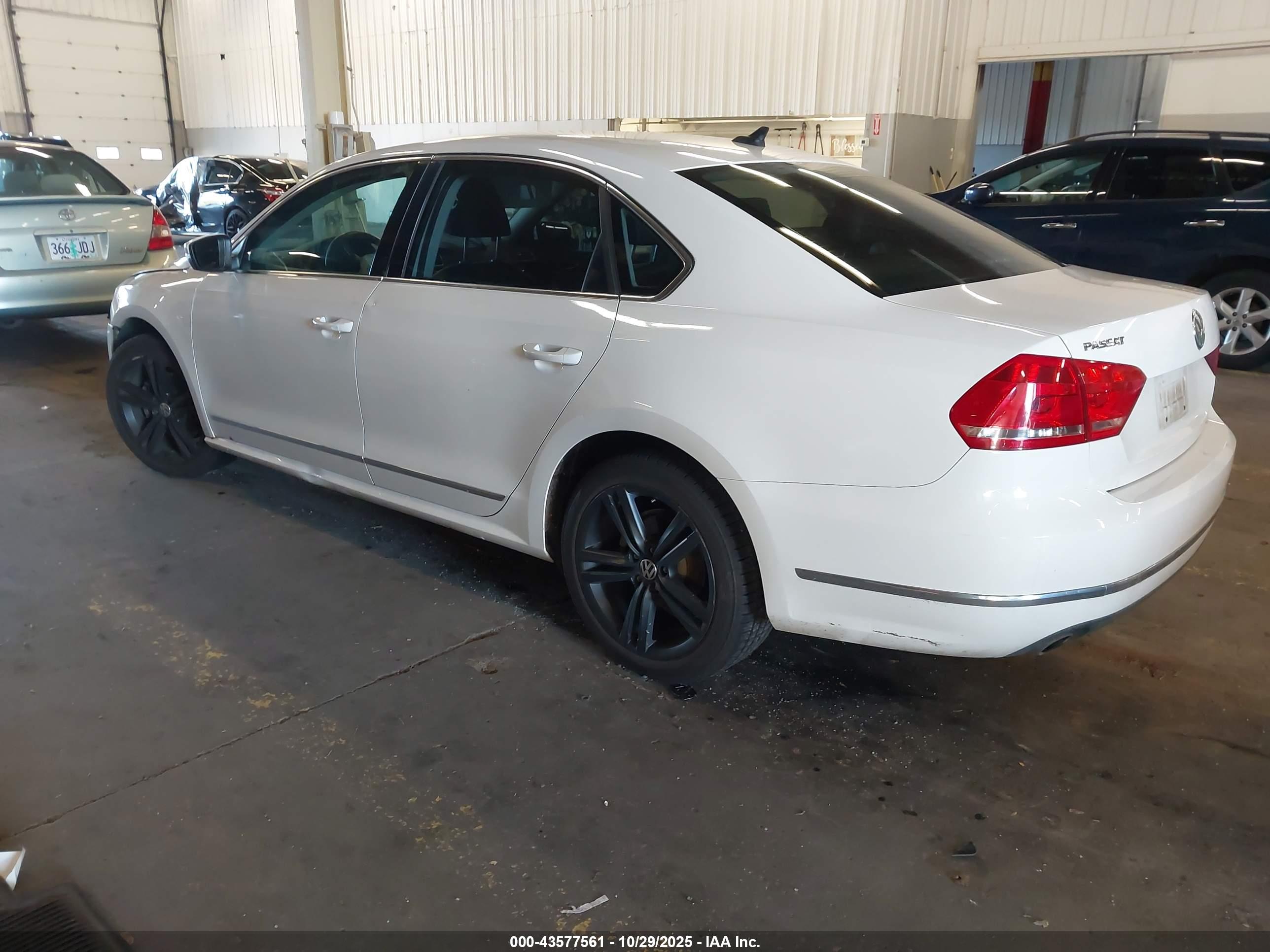 VOLKSWAGEN PASSAT image 3