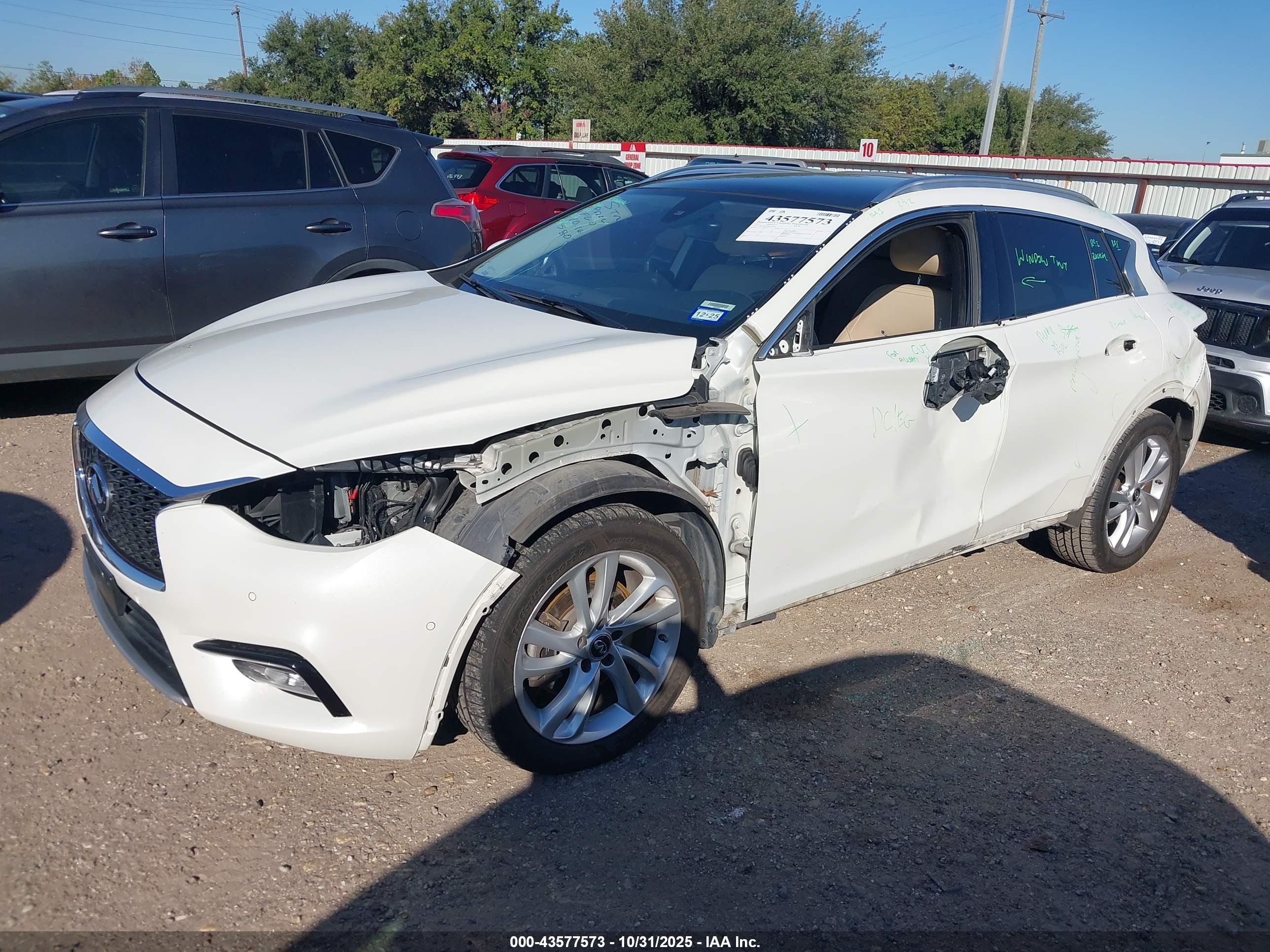 INFINITI QX30 image 2