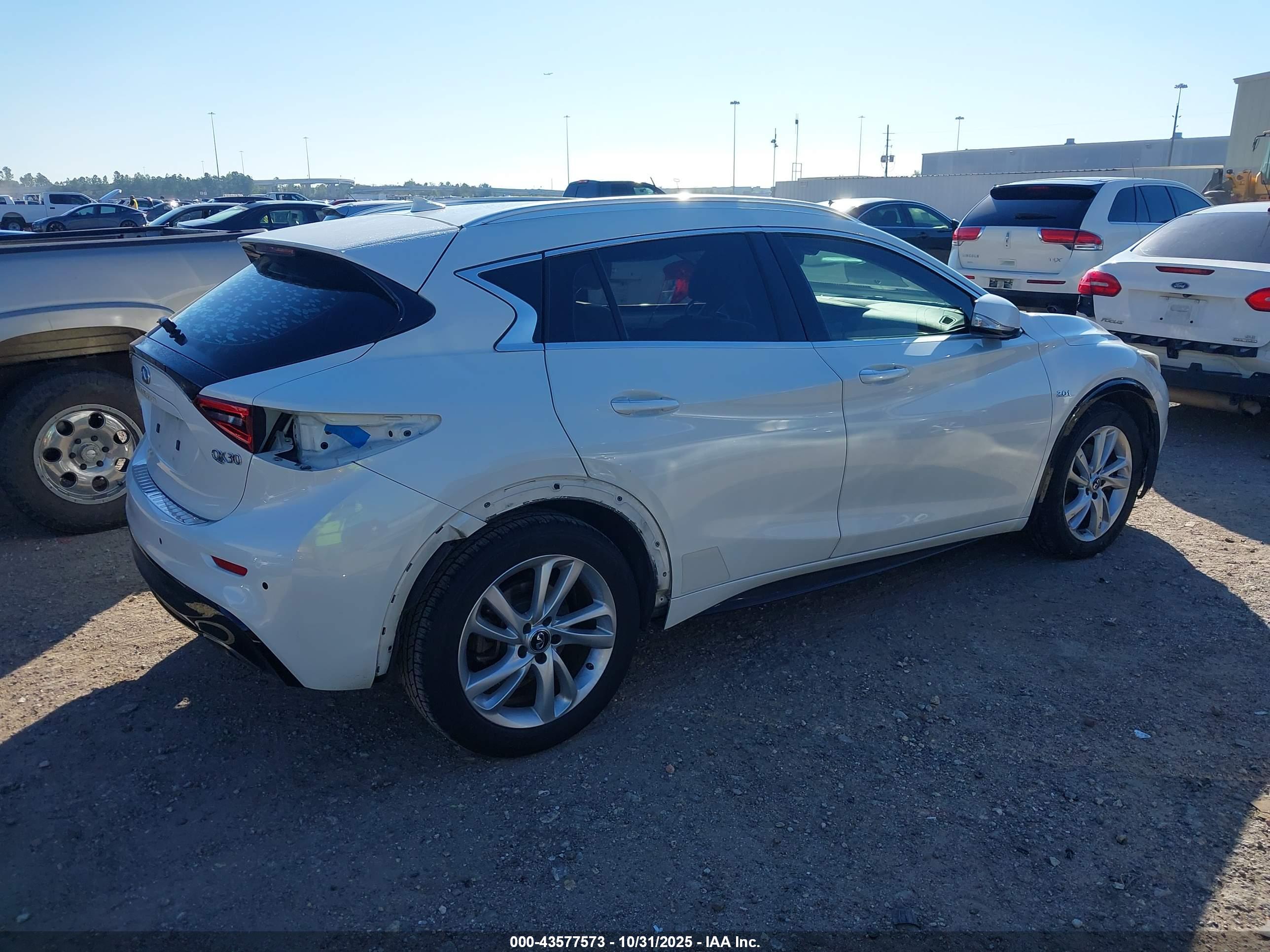 INFINITI QX30 image 4