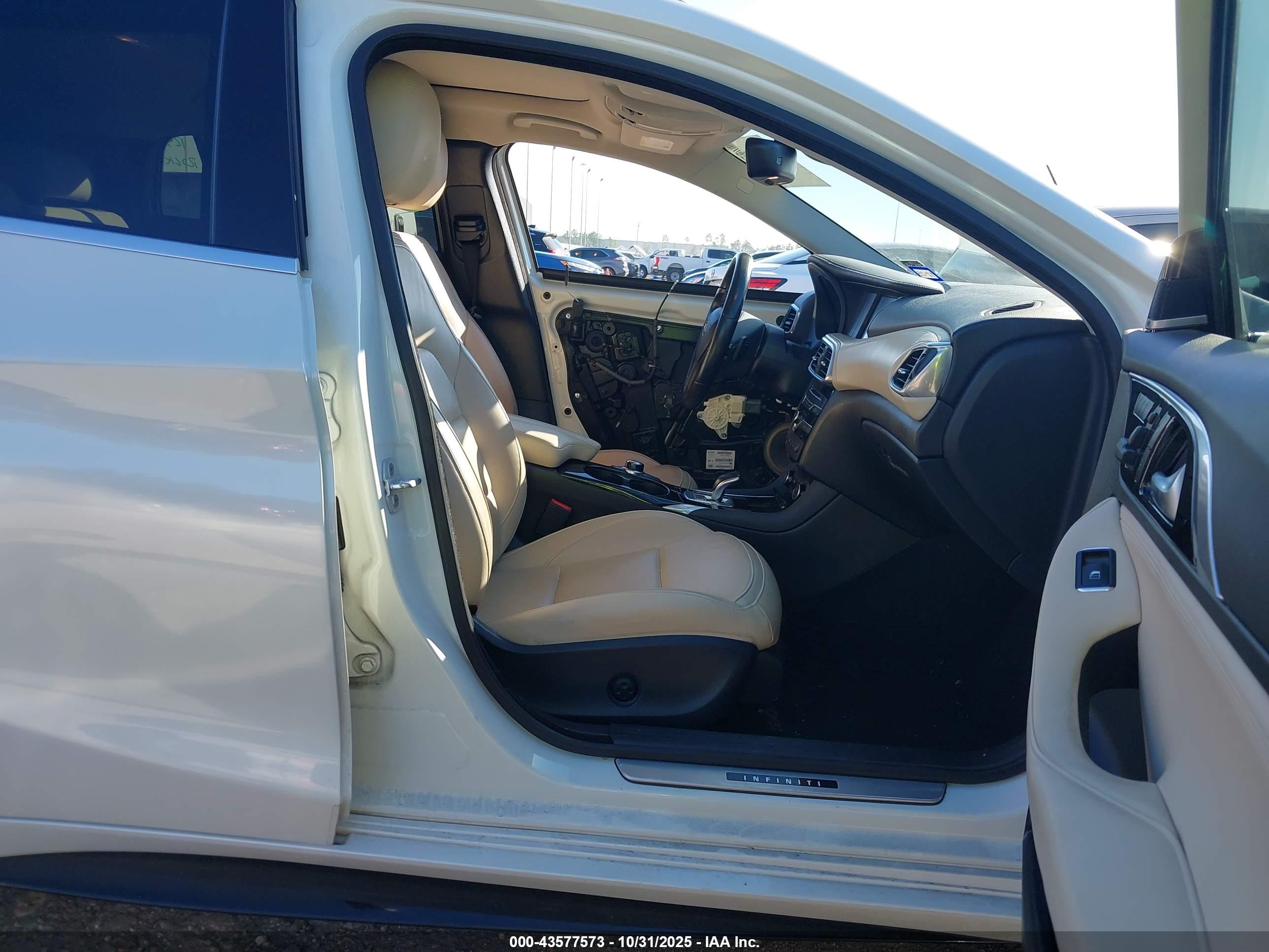 INFINITI QX30 image 5