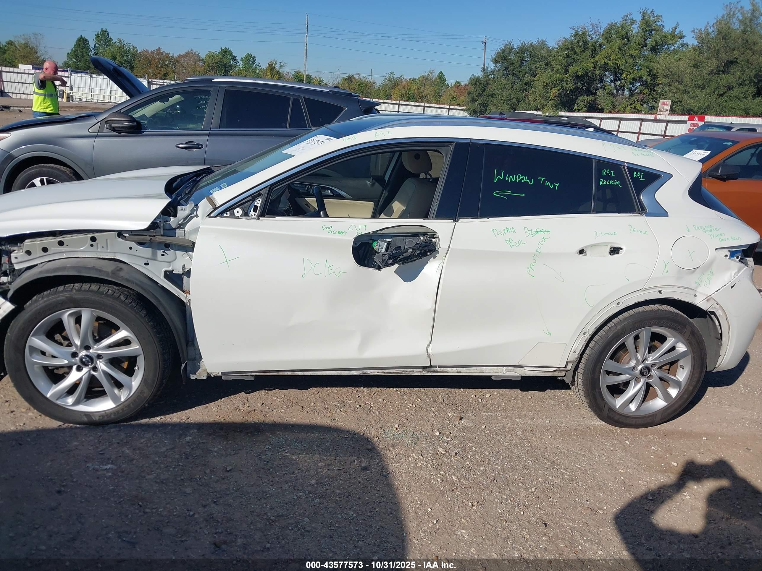 INFINITI QX30 image 6