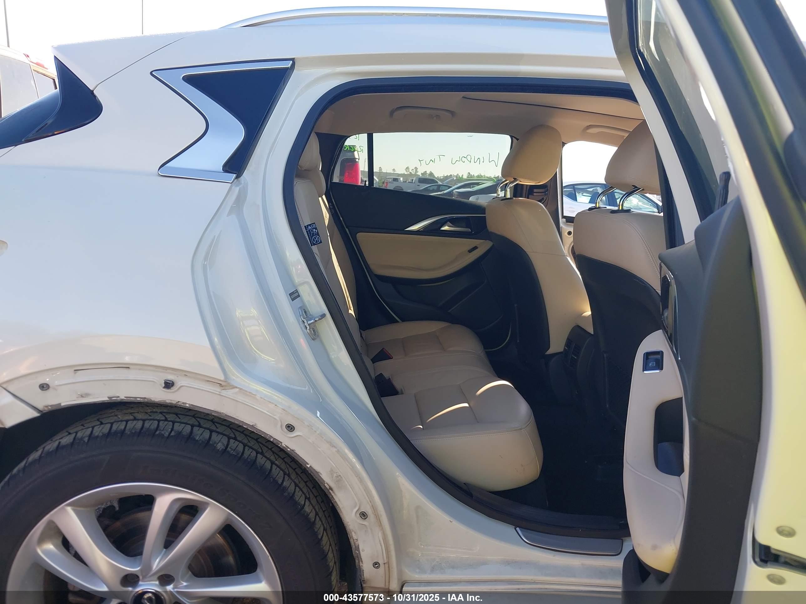INFINITI QX30 image 8