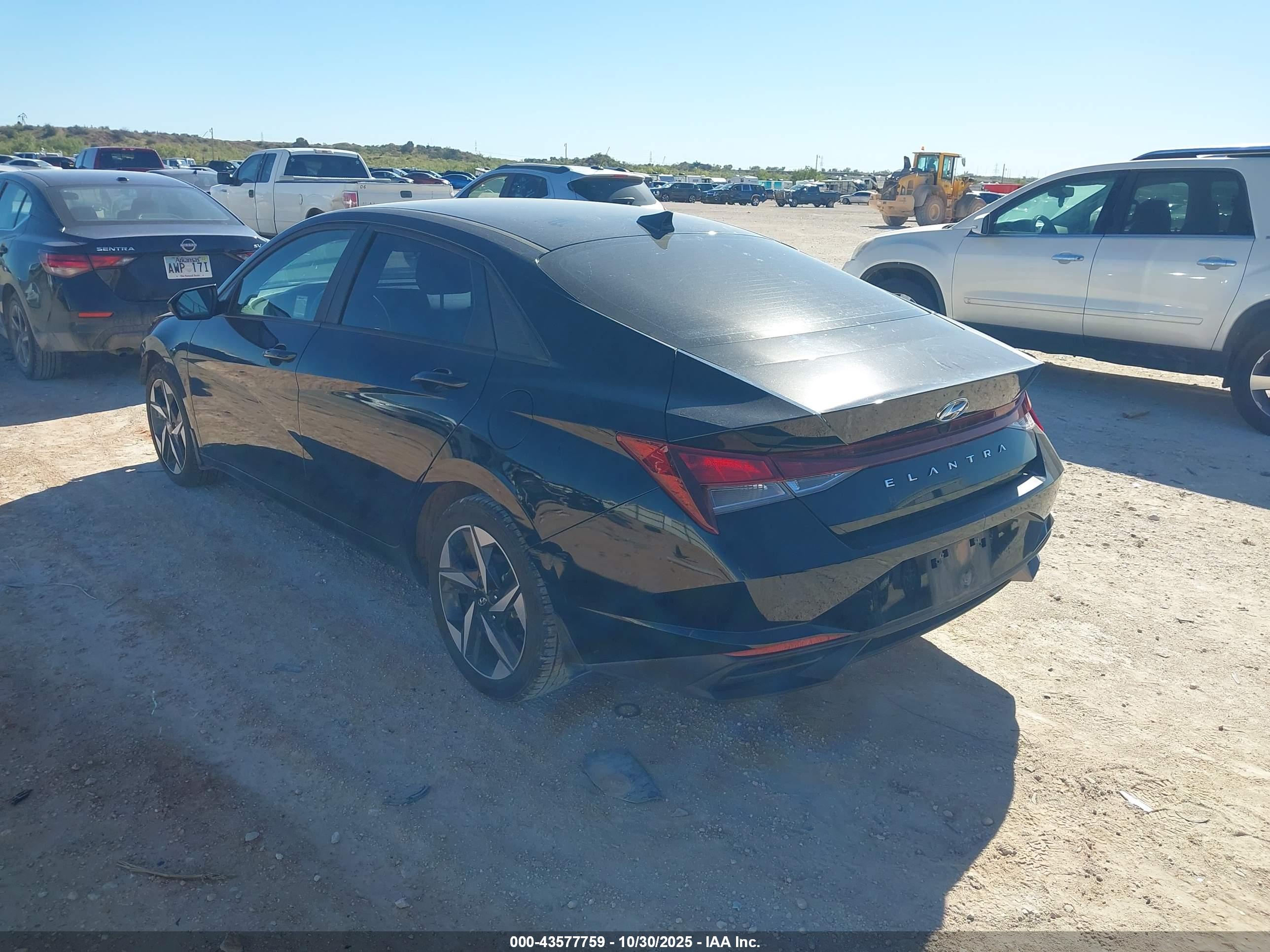 HYUNDAI ELANTRA image 3