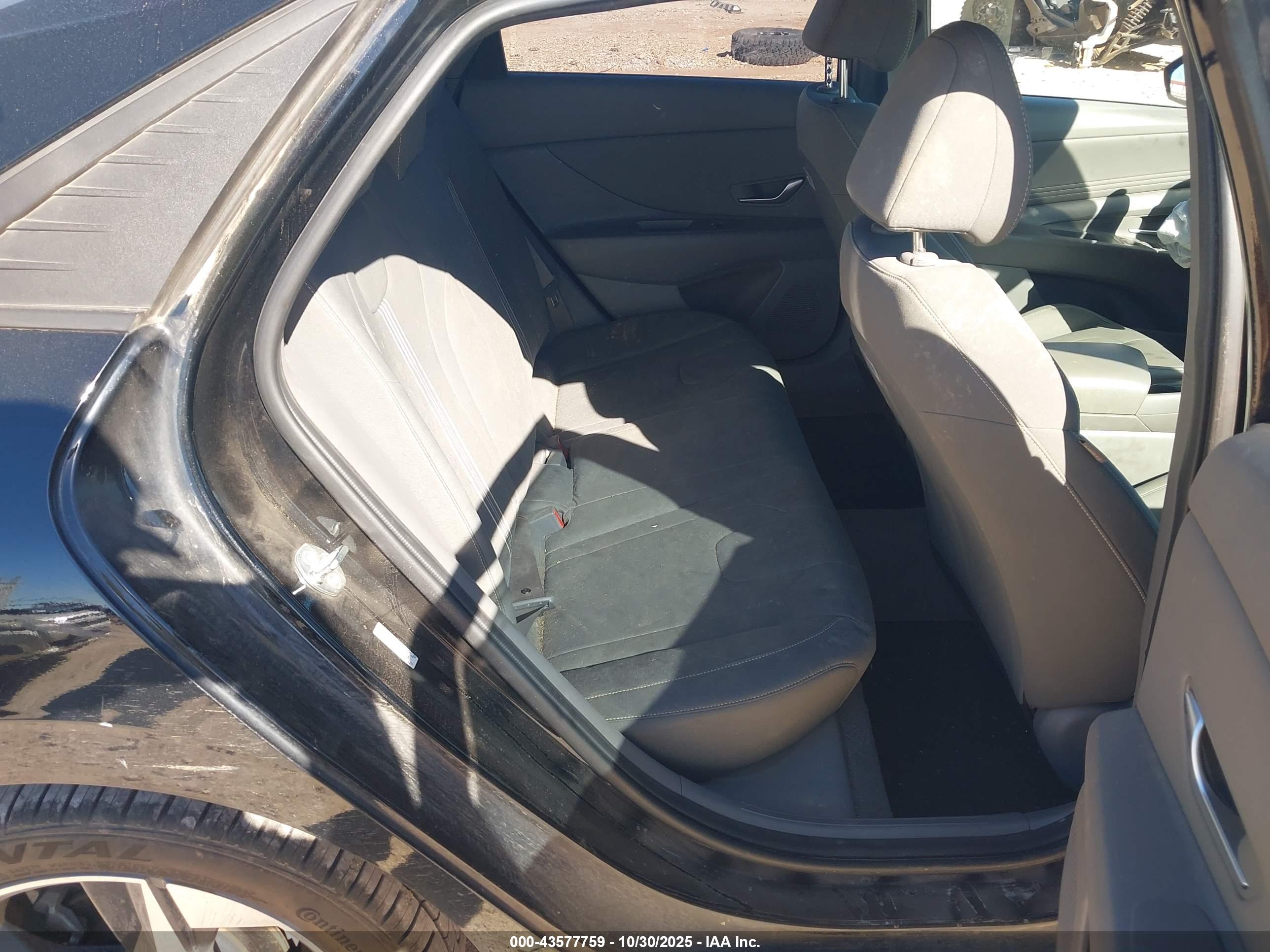 HYUNDAI ELANTRA image 8