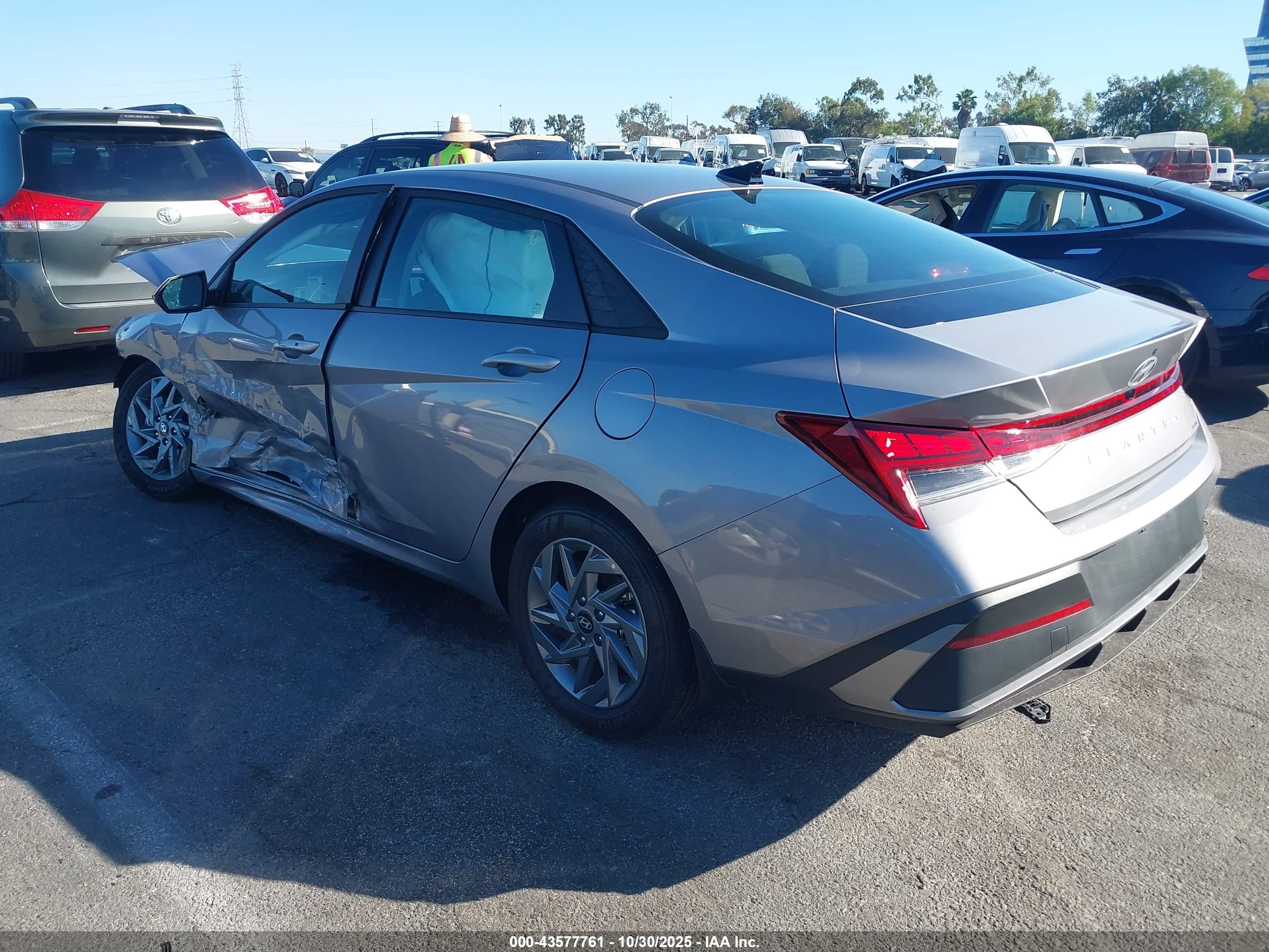 HYUNDAI ELANTRA image 3
