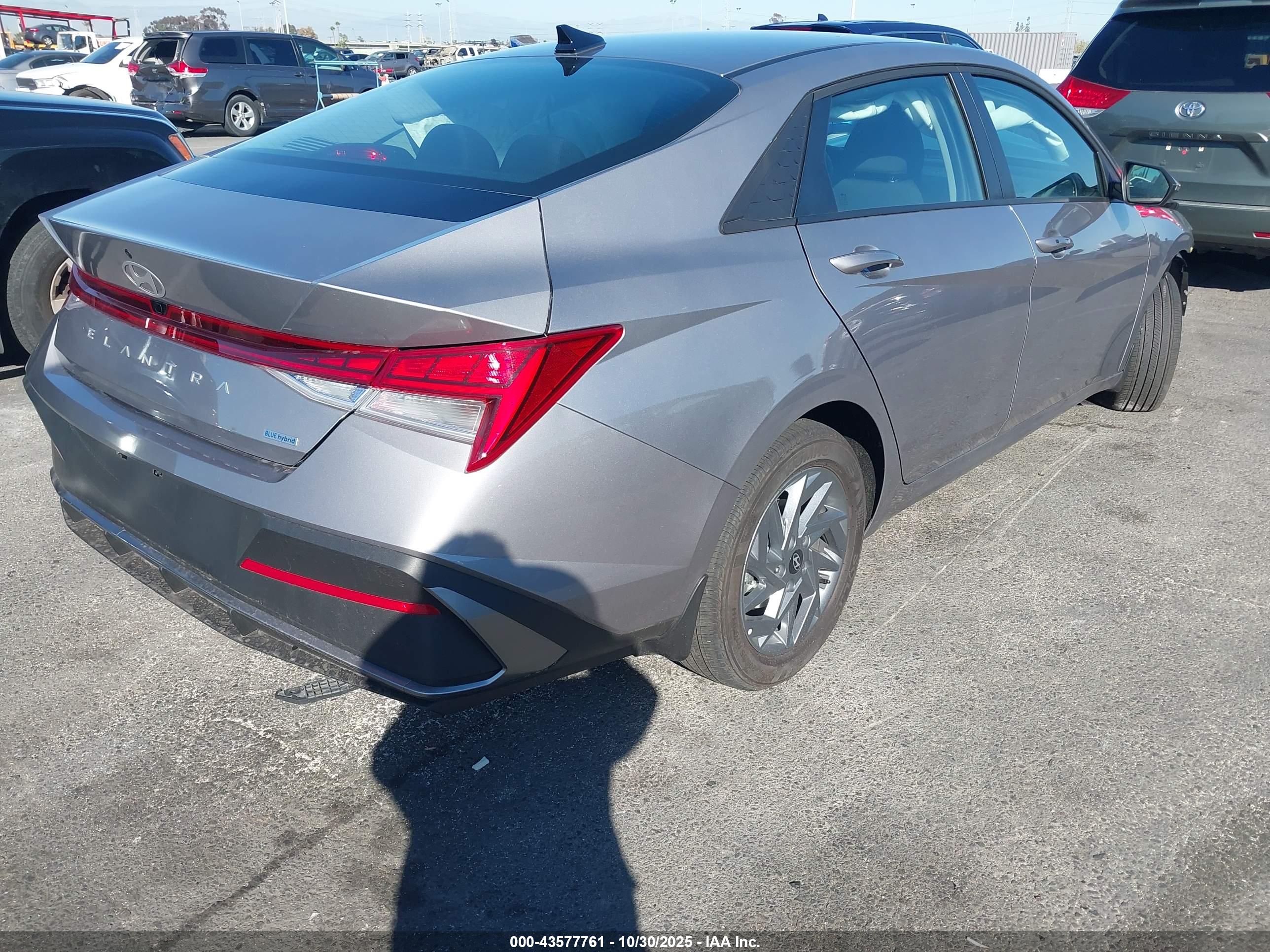 HYUNDAI ELANTRA image 4