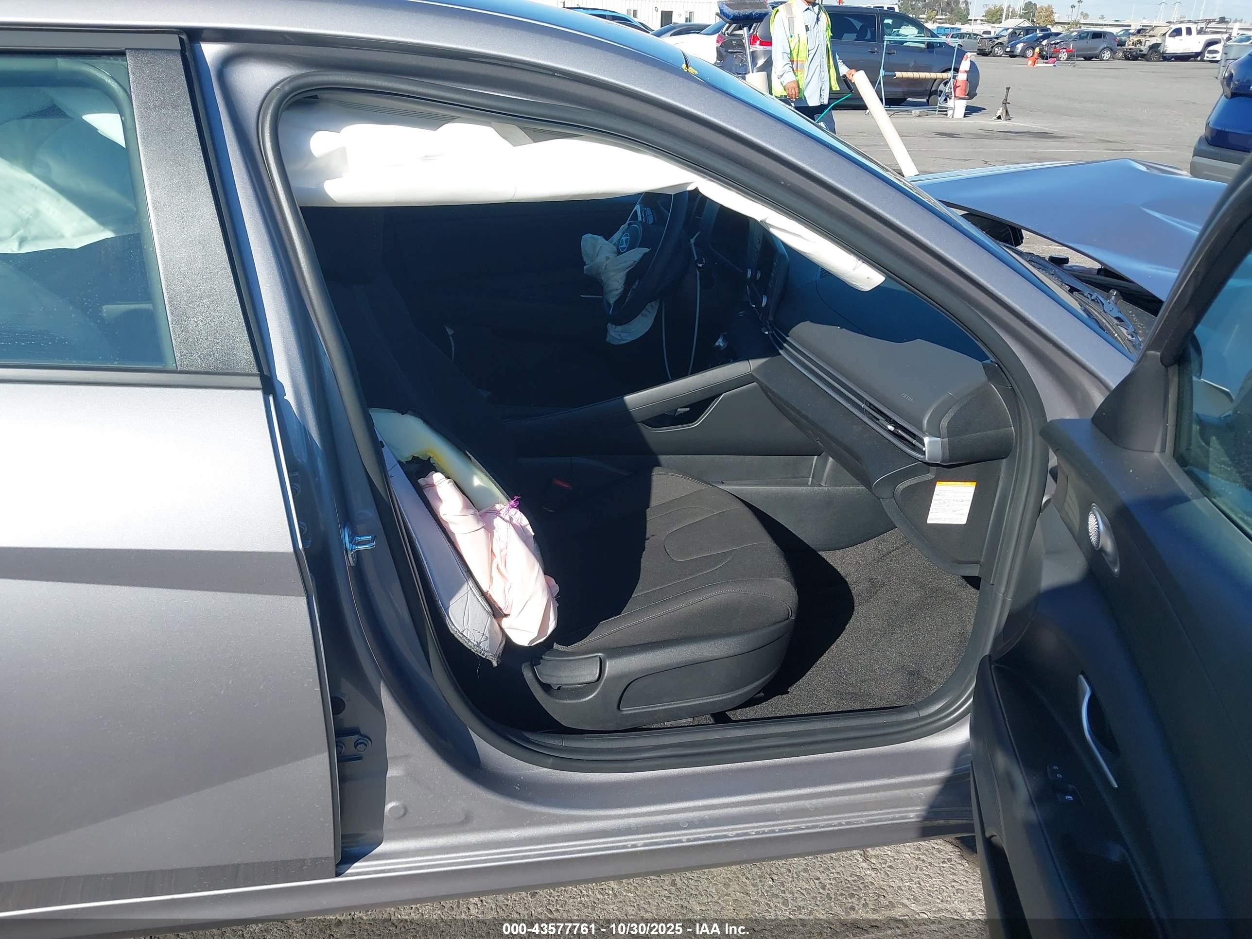 HYUNDAI ELANTRA image 5