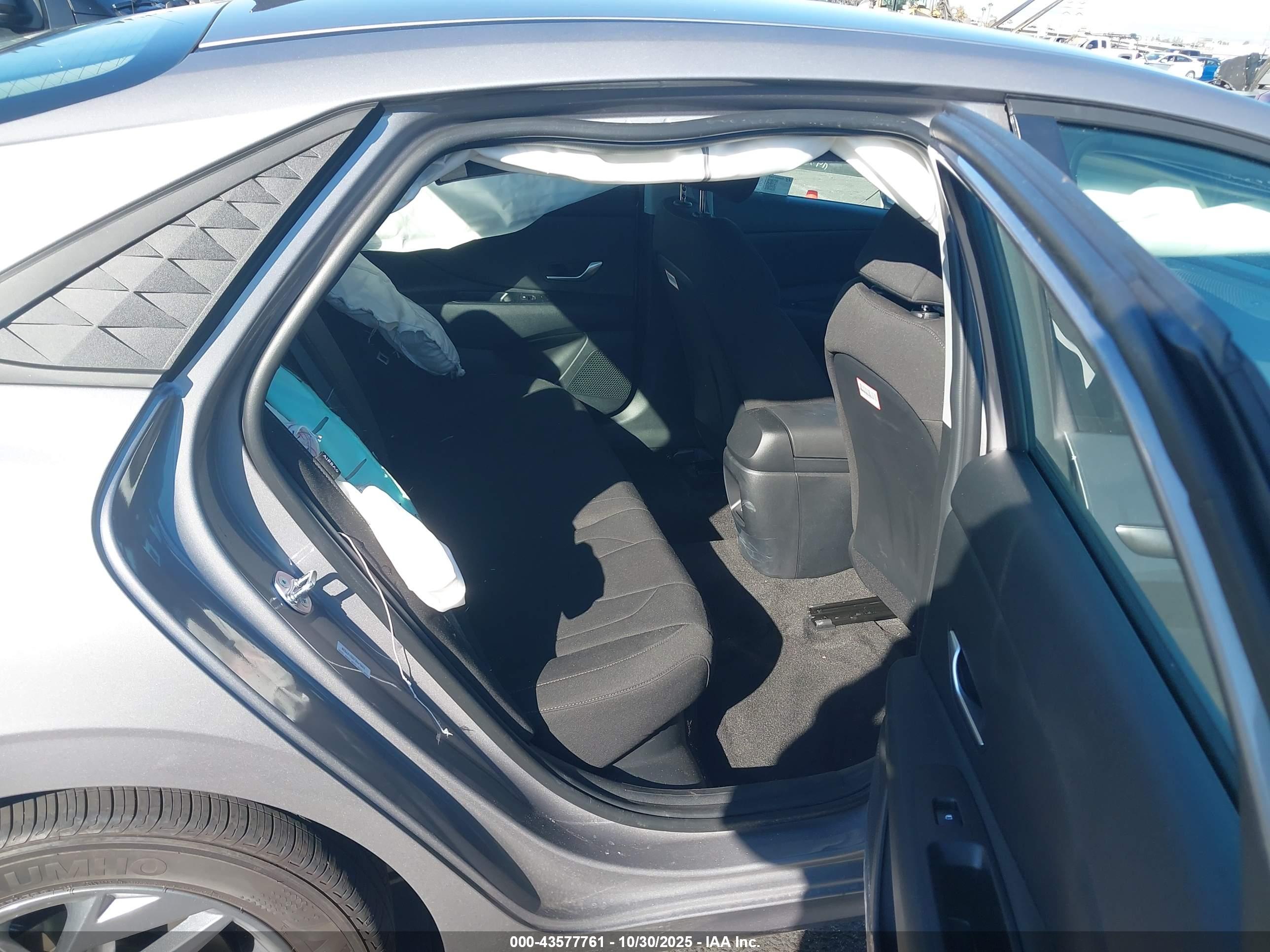 HYUNDAI ELANTRA image 8