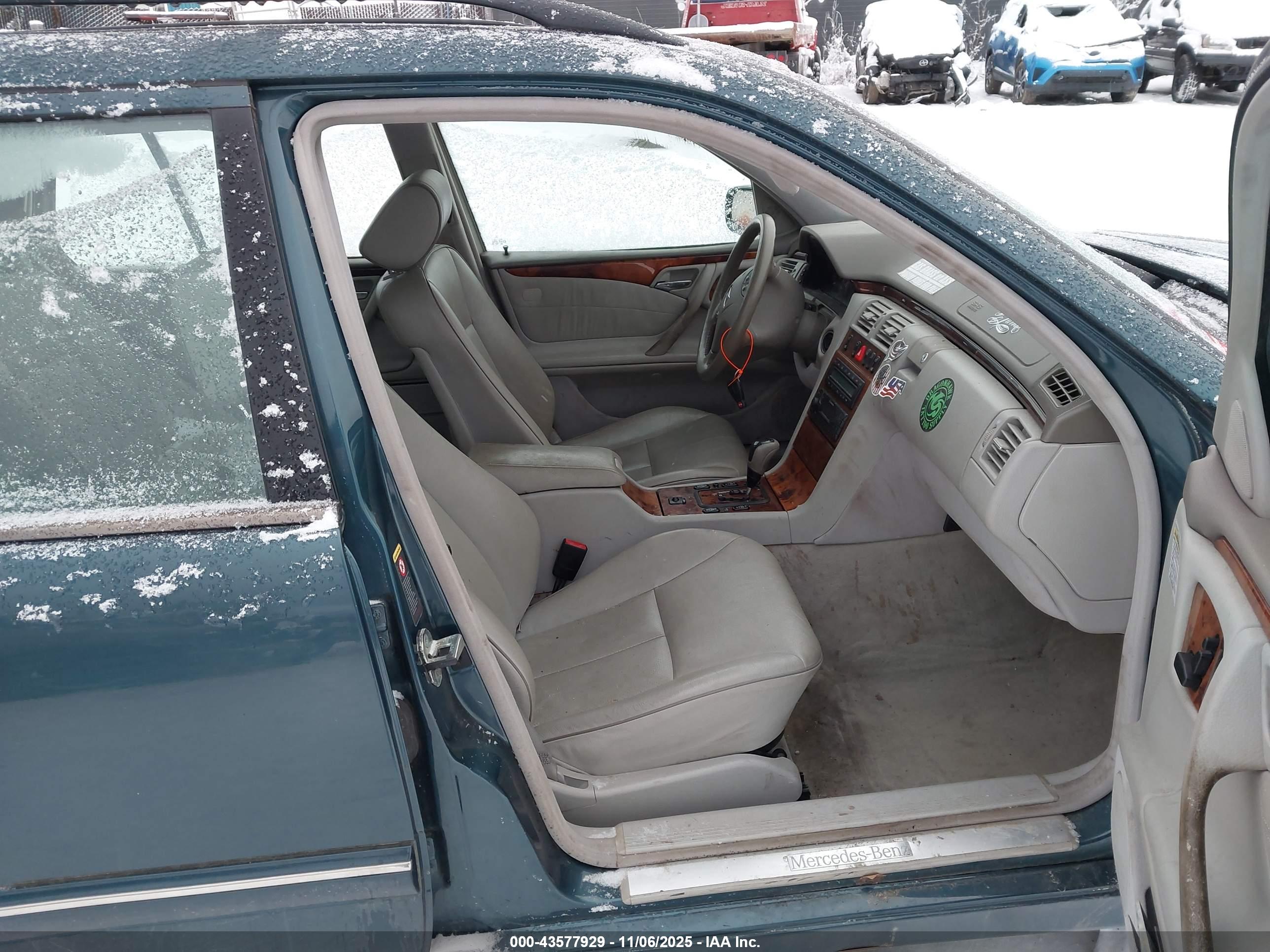 MERCEDES-BENZ E image 5