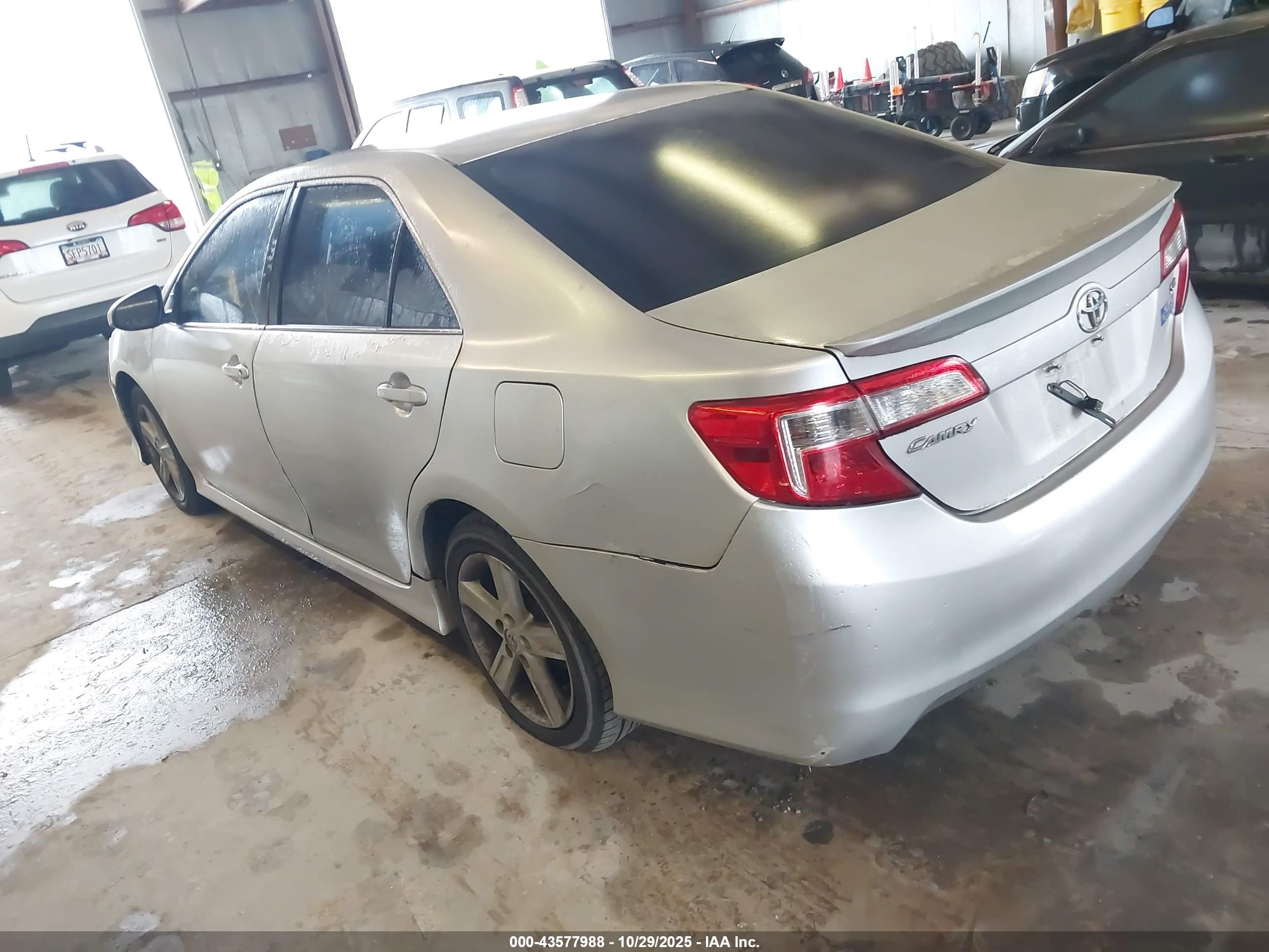 TOYOTA CAMRY image 3