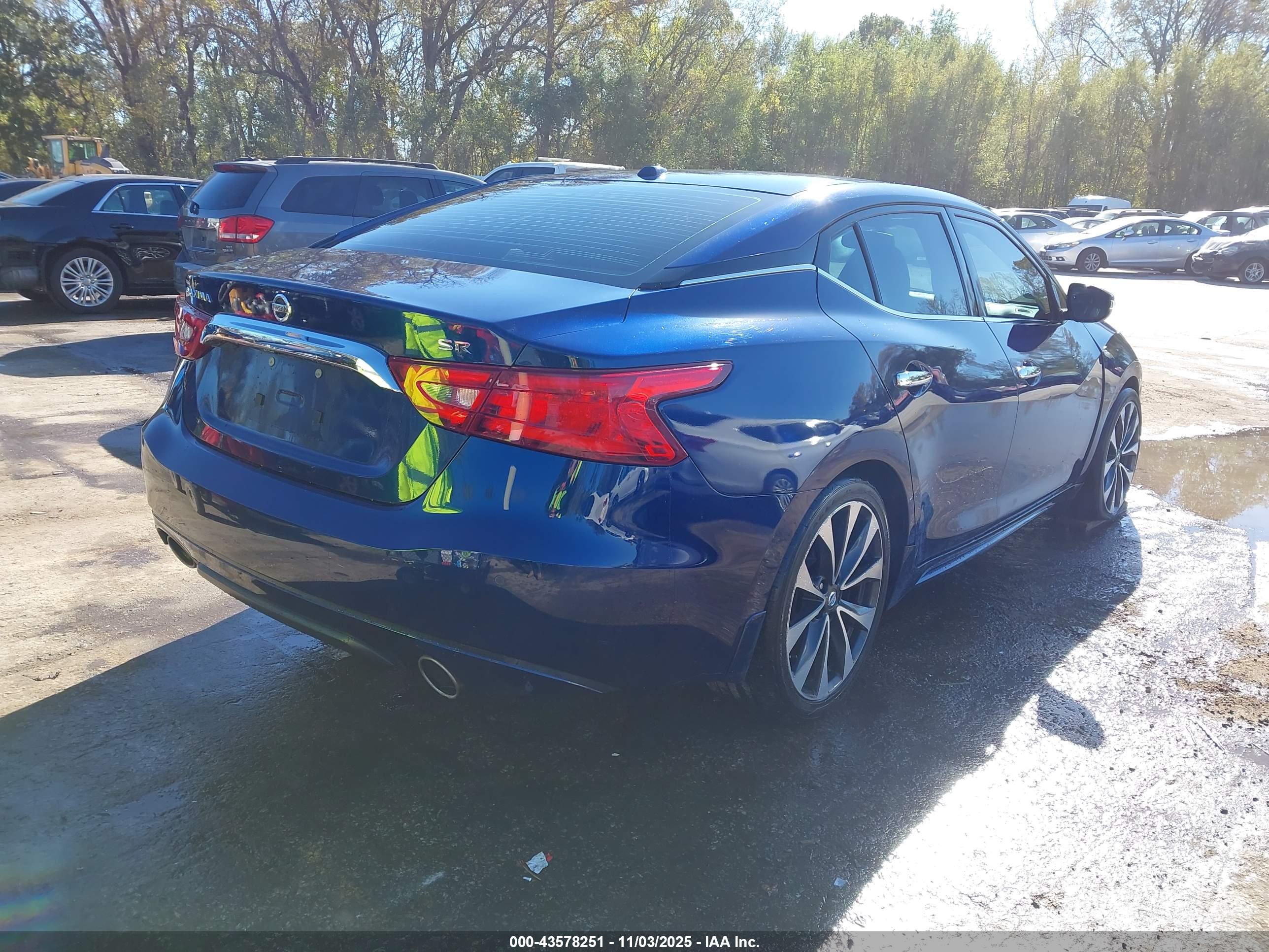 NISSAN MAXIMA image 4