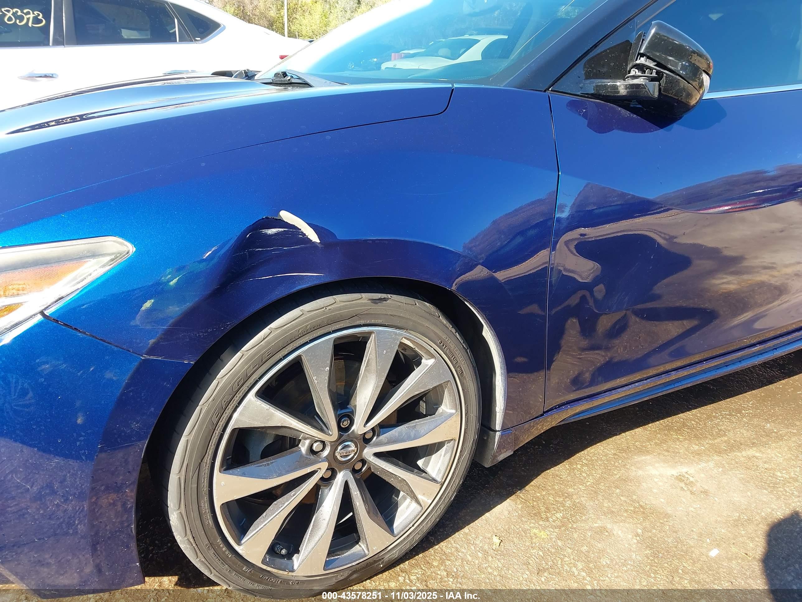 NISSAN MAXIMA image 6