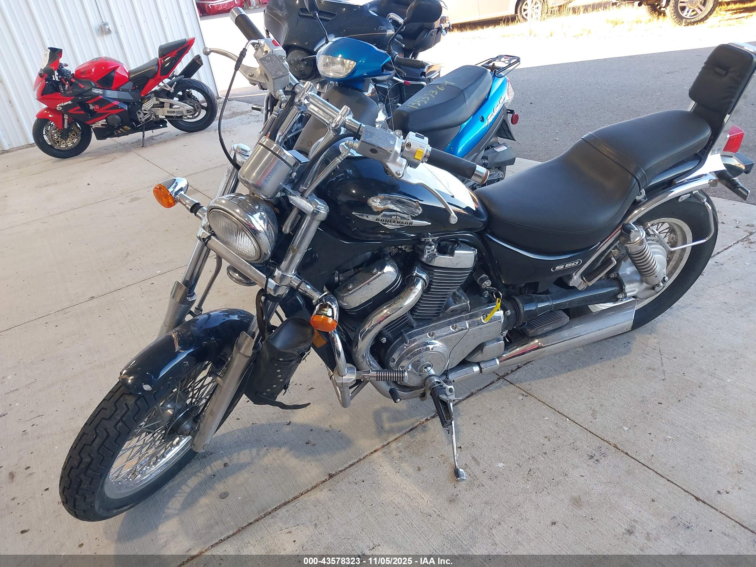 SUZUKI VS800 image 2