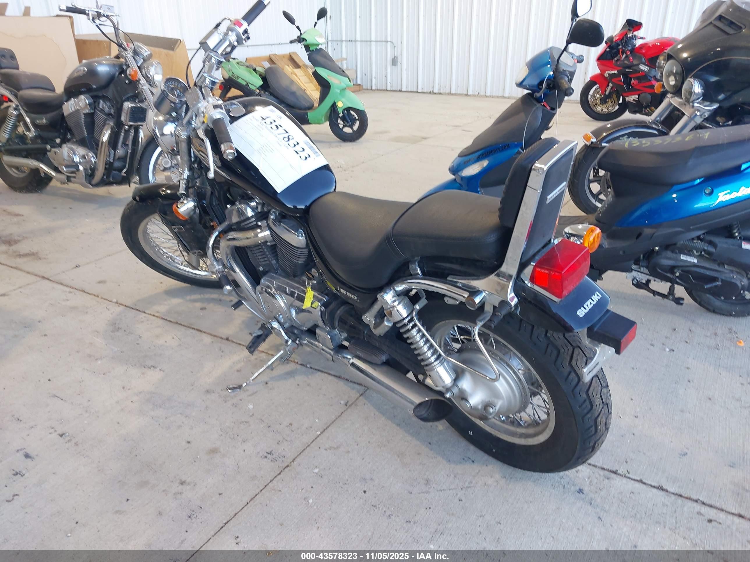 SUZUKI VS800 image 3