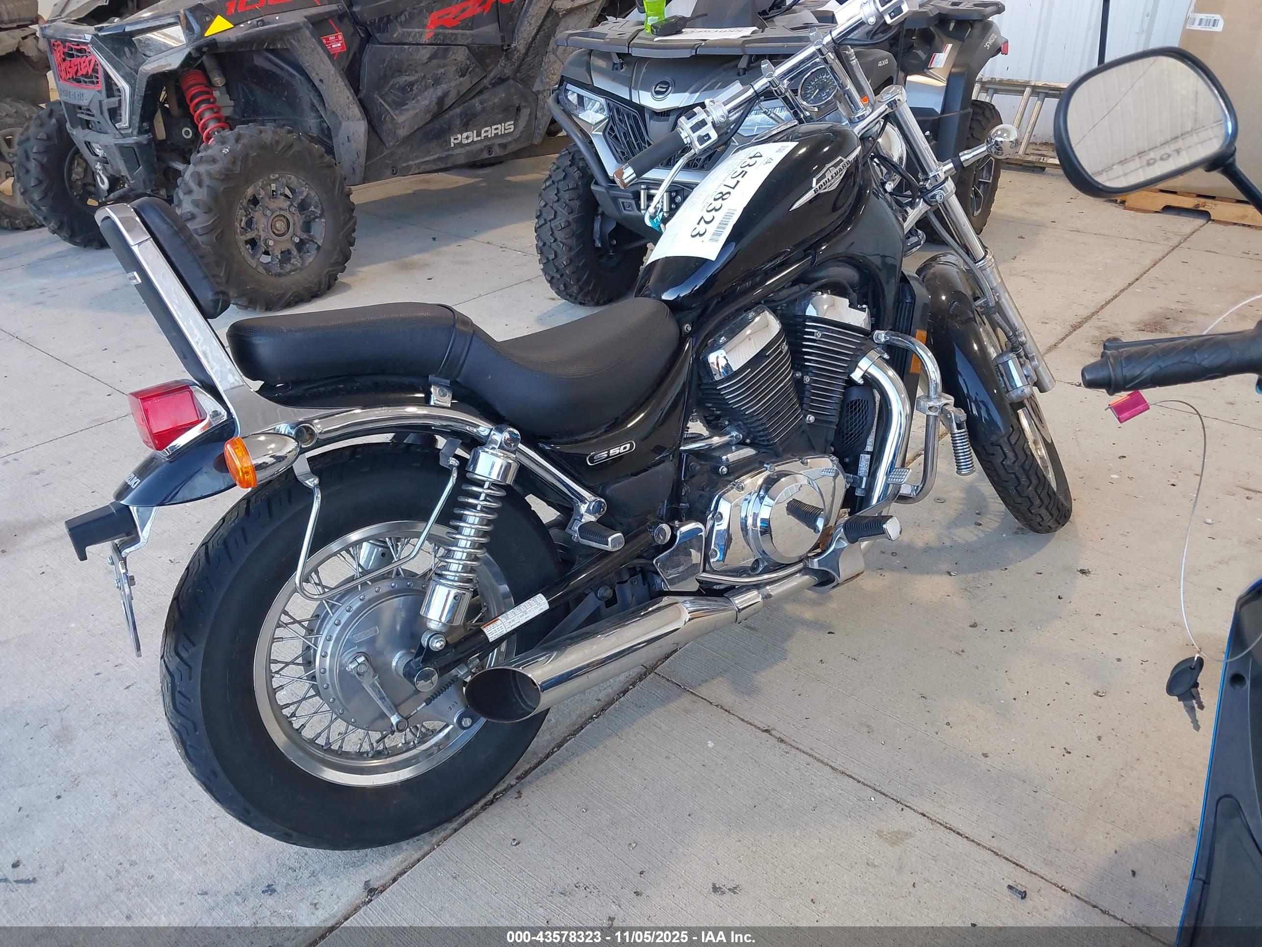 SUZUKI VS800 image 4