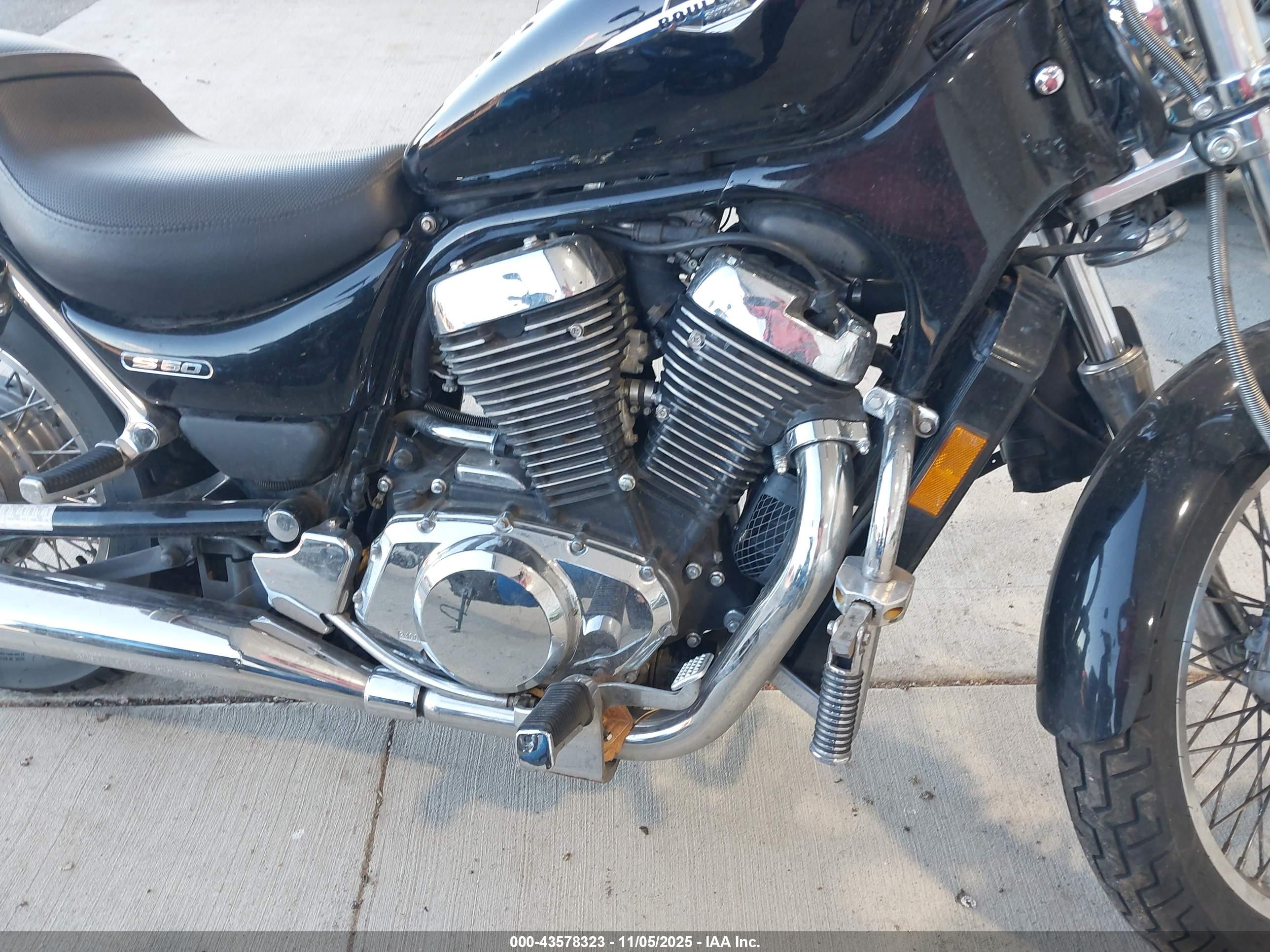 SUZUKI VS800 image 8