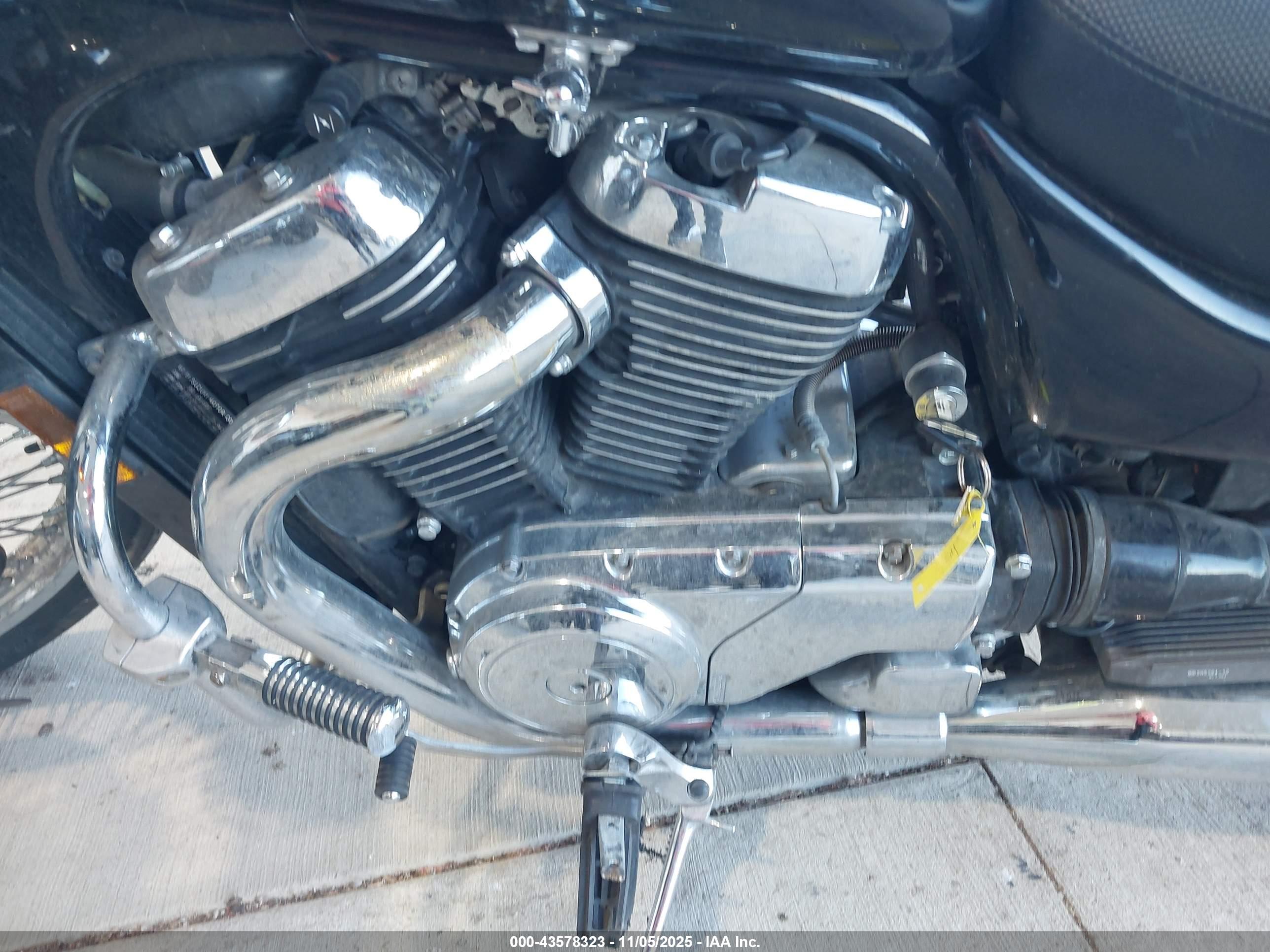 SUZUKI VS800 image 9