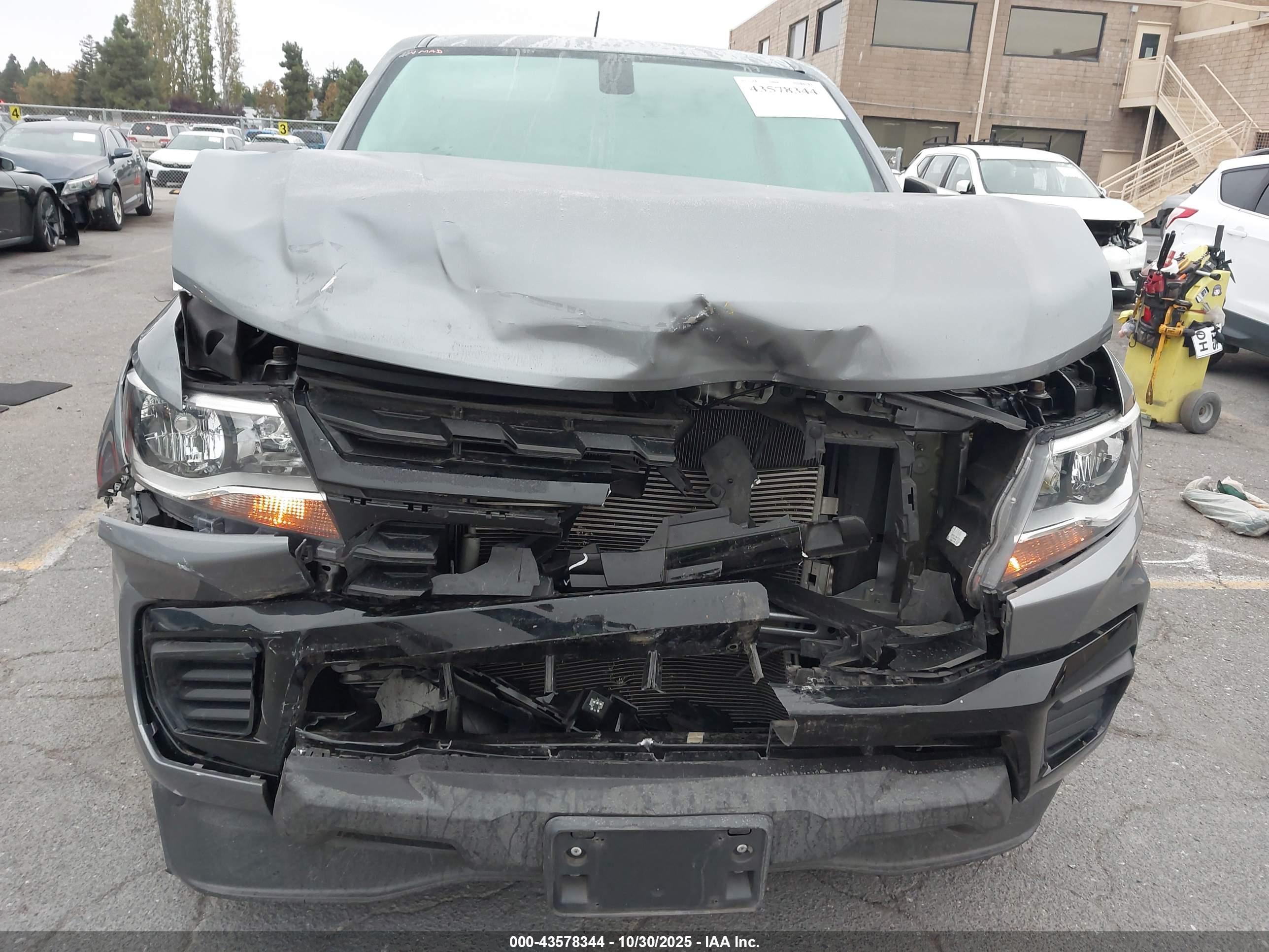 CHEVROLET COLORADO image 6