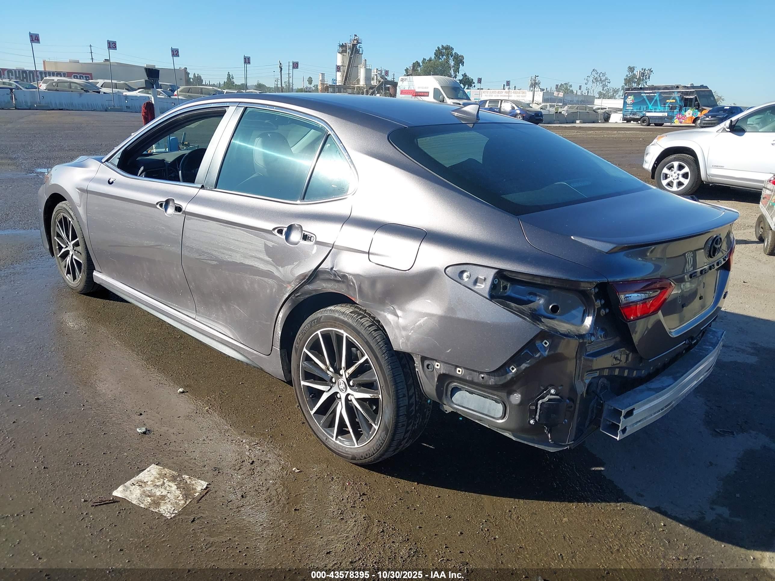 TOYOTA CAMRY image 3