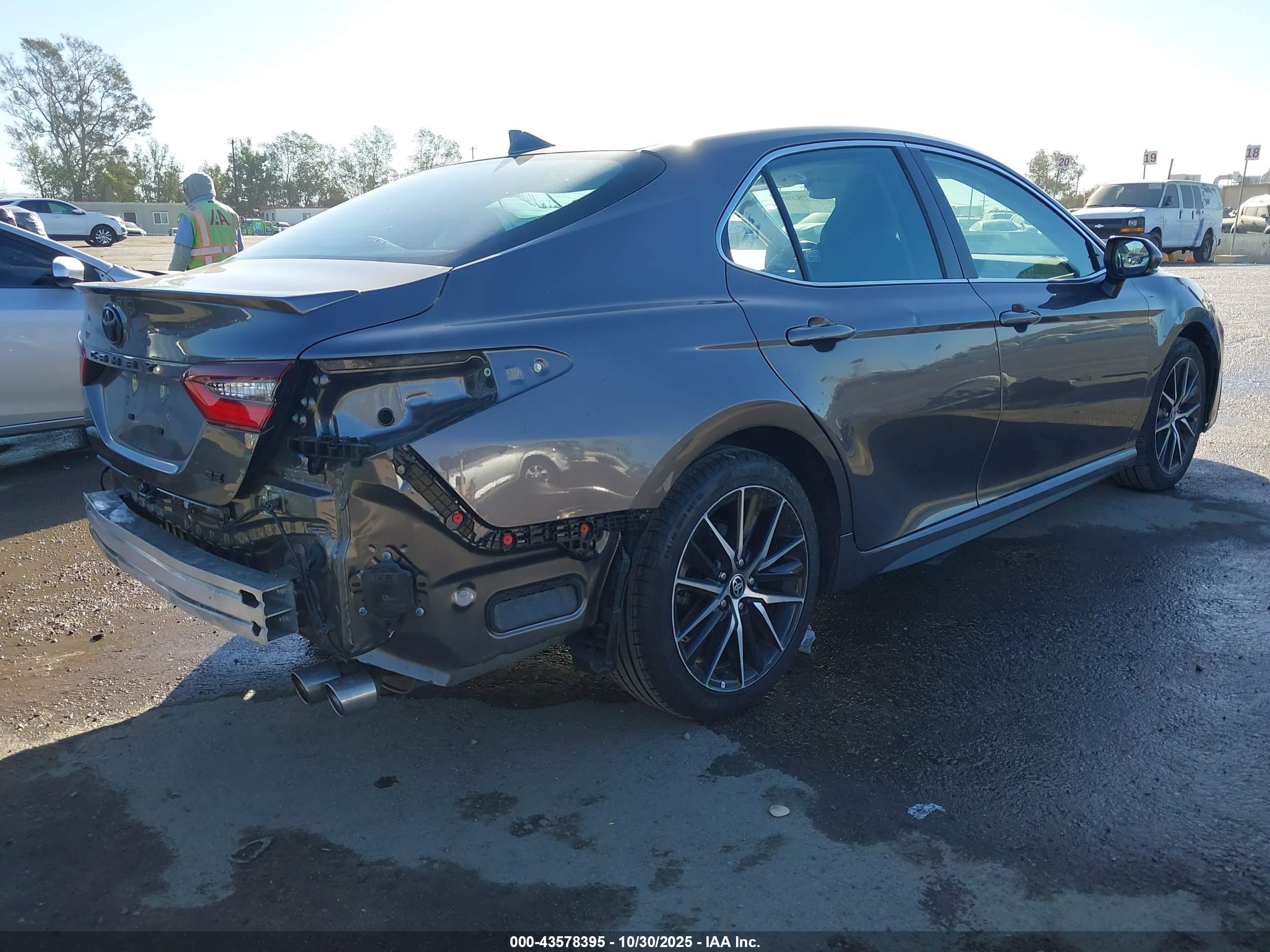 TOYOTA CAMRY image 4