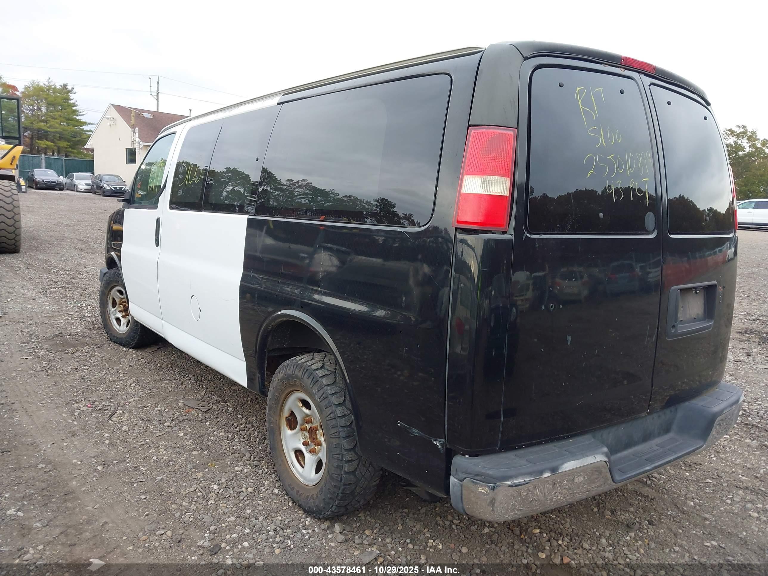 CHEVROLET EXPRESS image 3