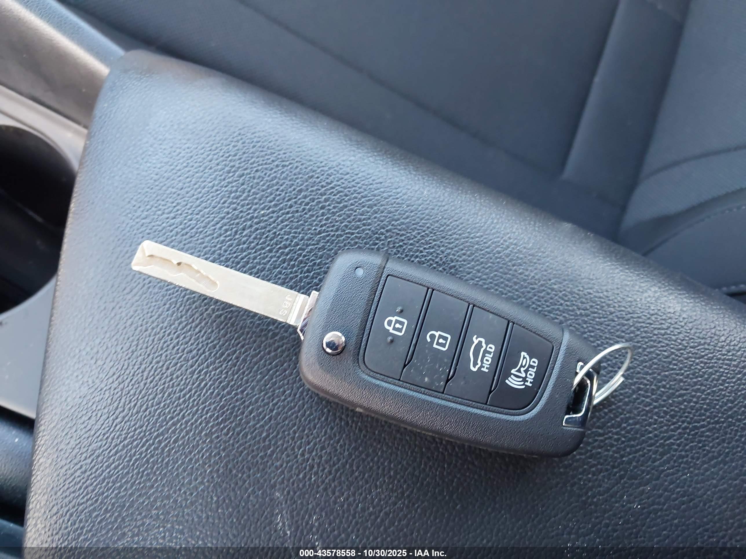 HYUNDAI ELANTRA image 11