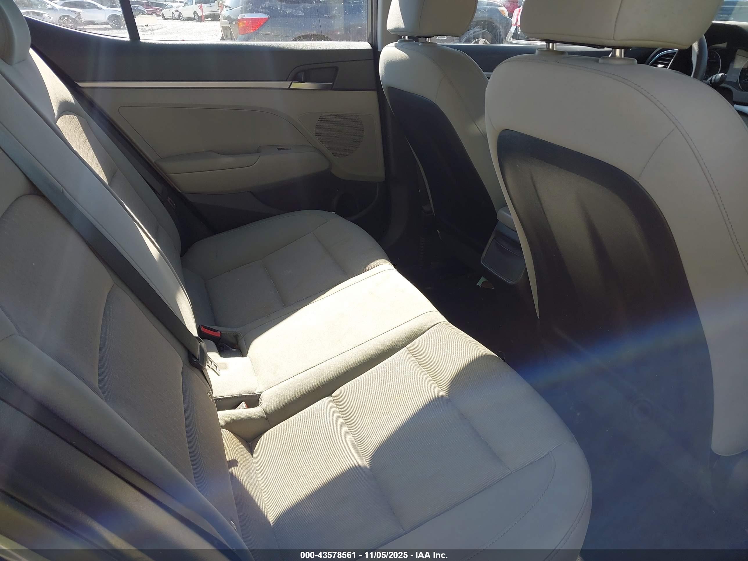 HYUNDAI ELANTRA image 8