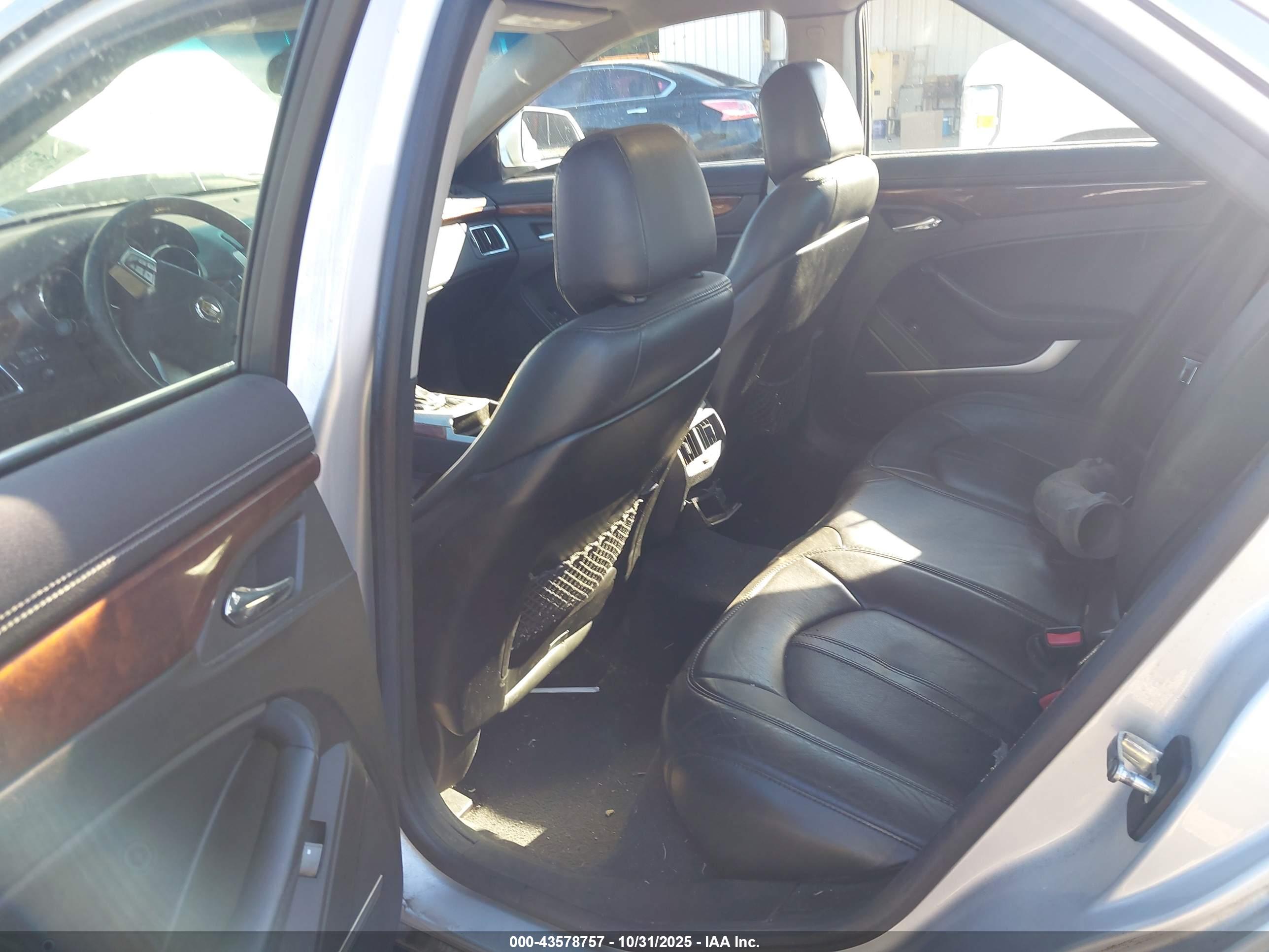 CADILLAC CTS image 8