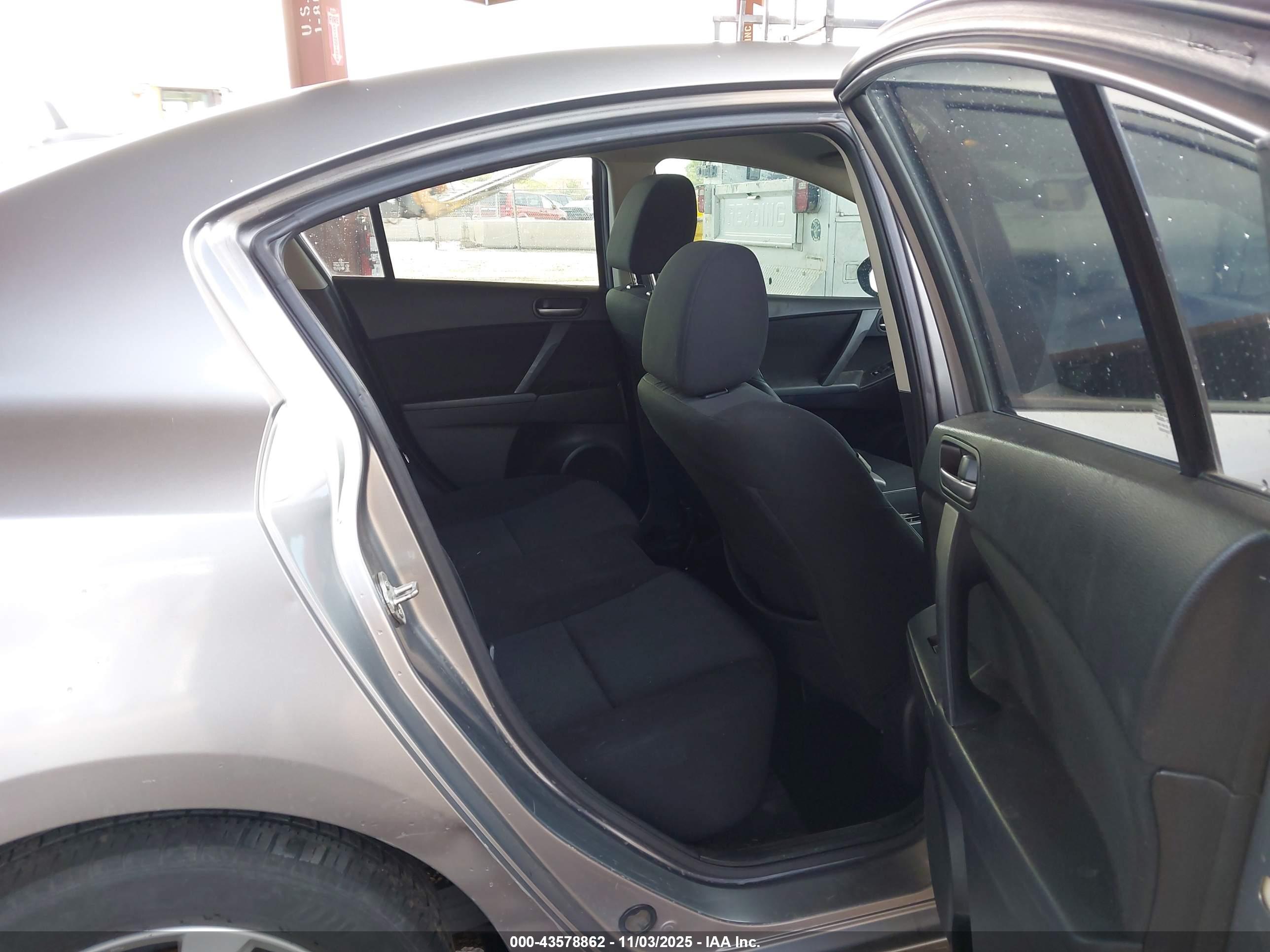 MAZDA MAZDA3 image 8