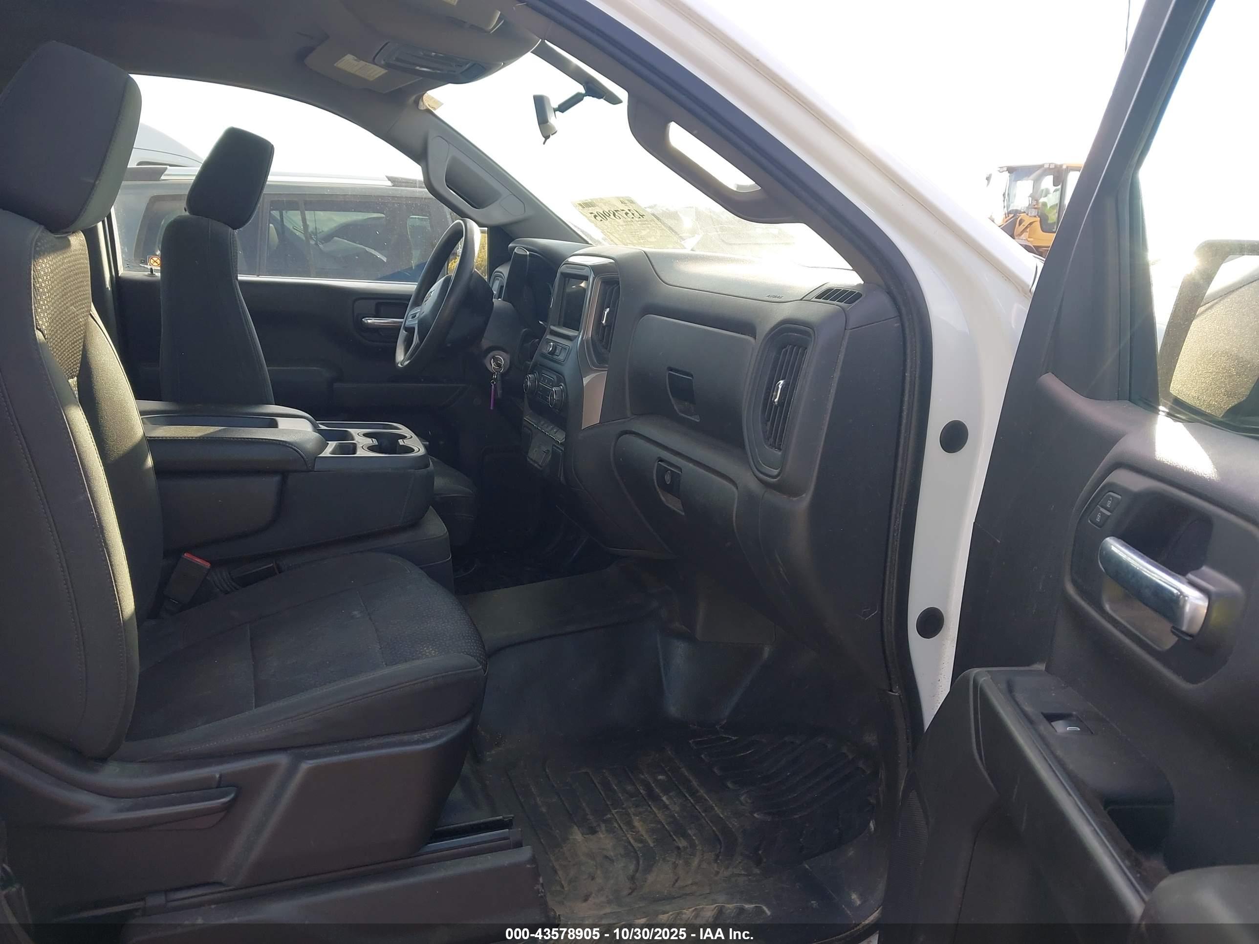 CHEVROLET SILVERADO image 5