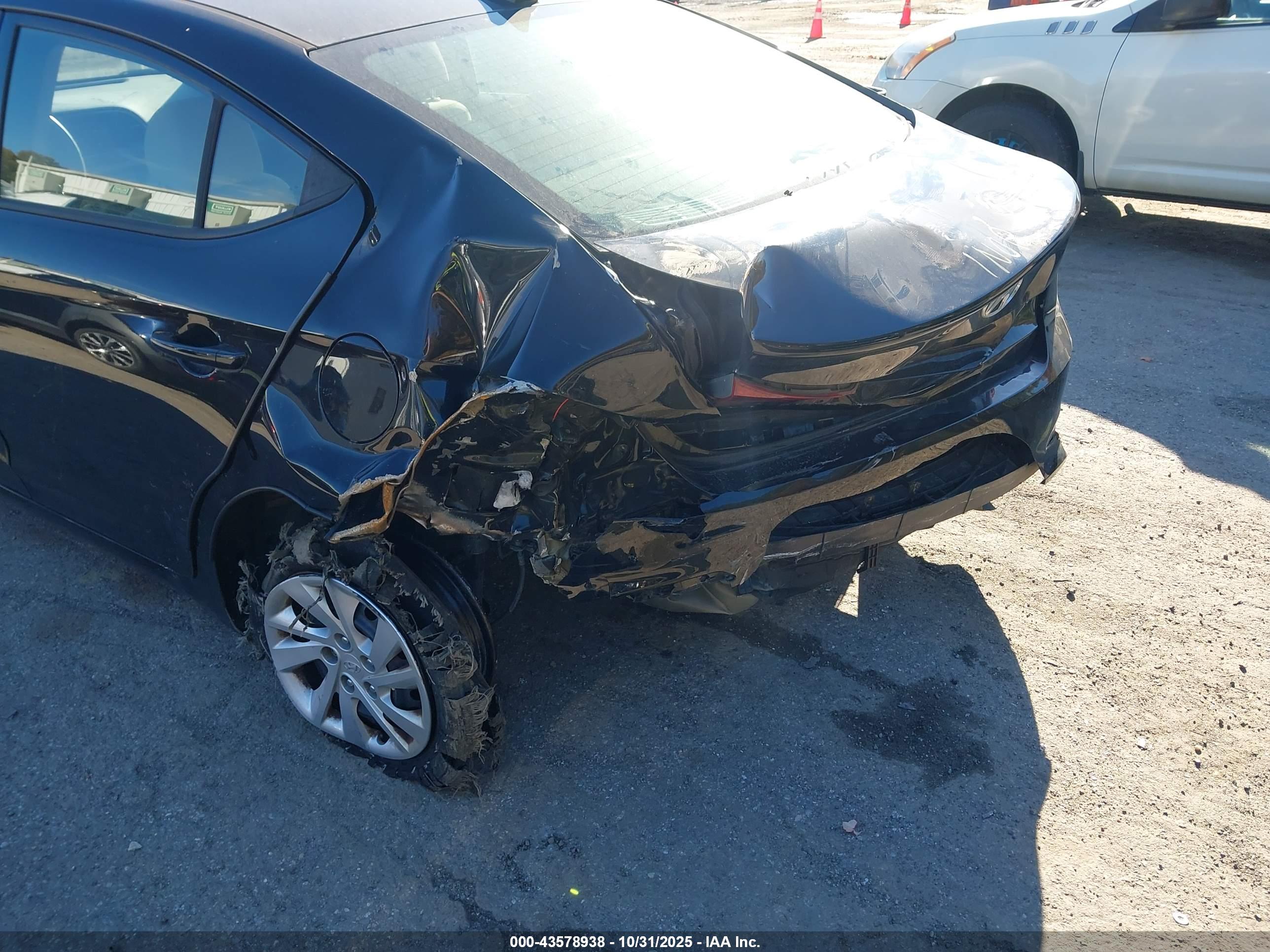 HYUNDAI ELANTRA image 6