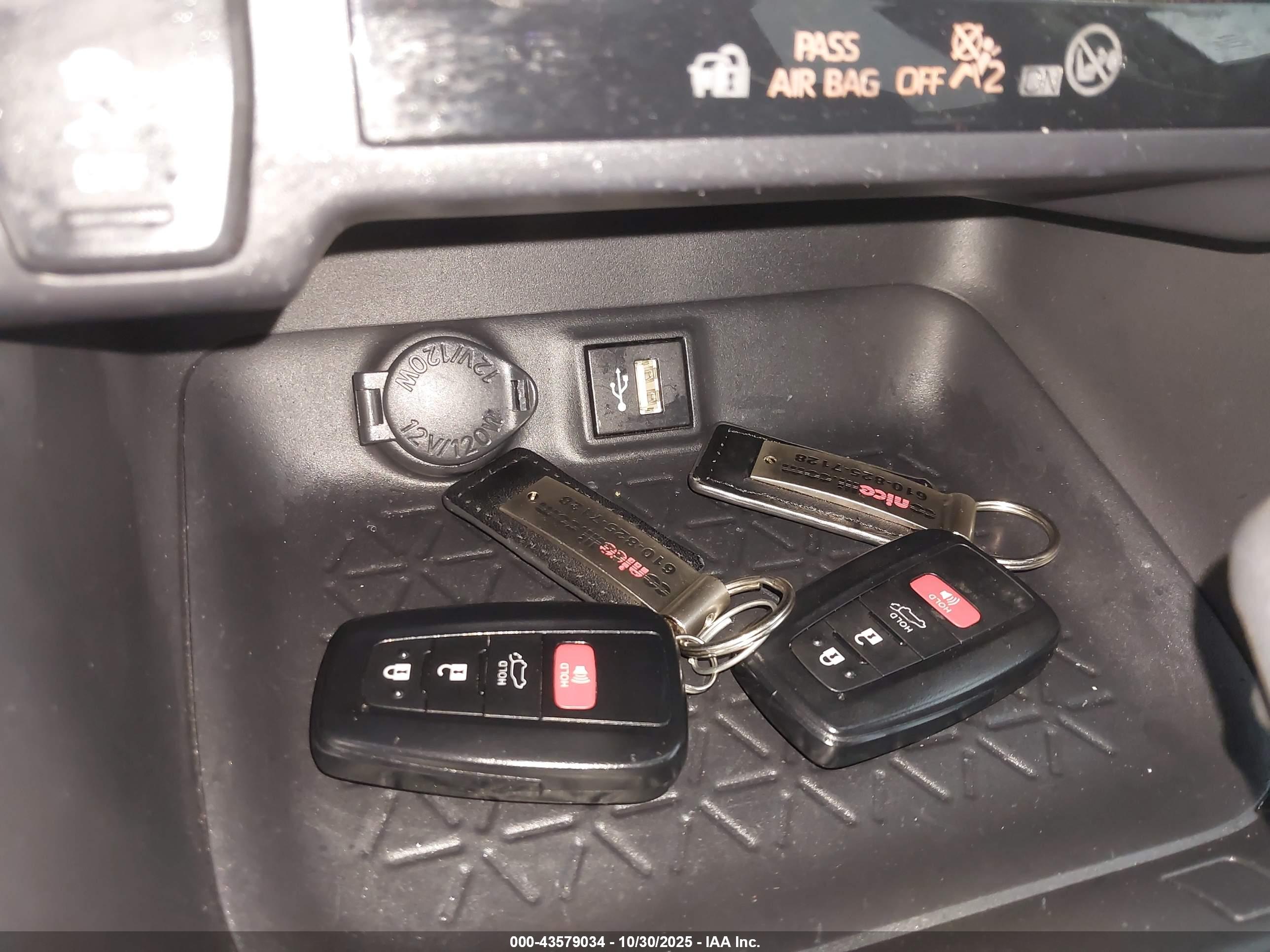 TOYOTA RAV4 image 11
