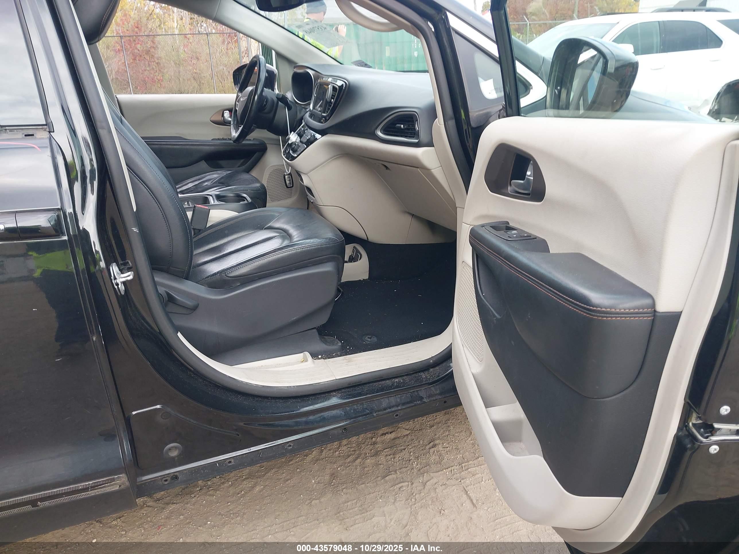 CHRYSLER PACIFICA image 5