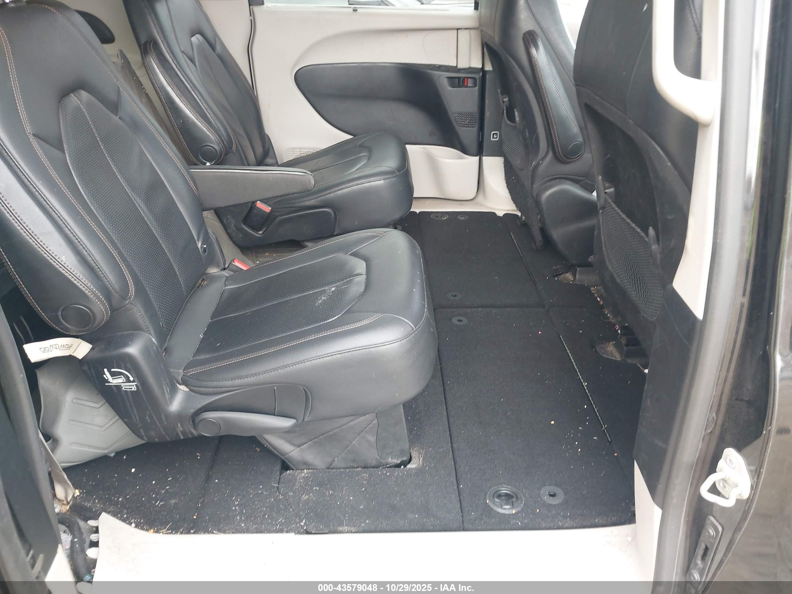 CHRYSLER PACIFICA image 8