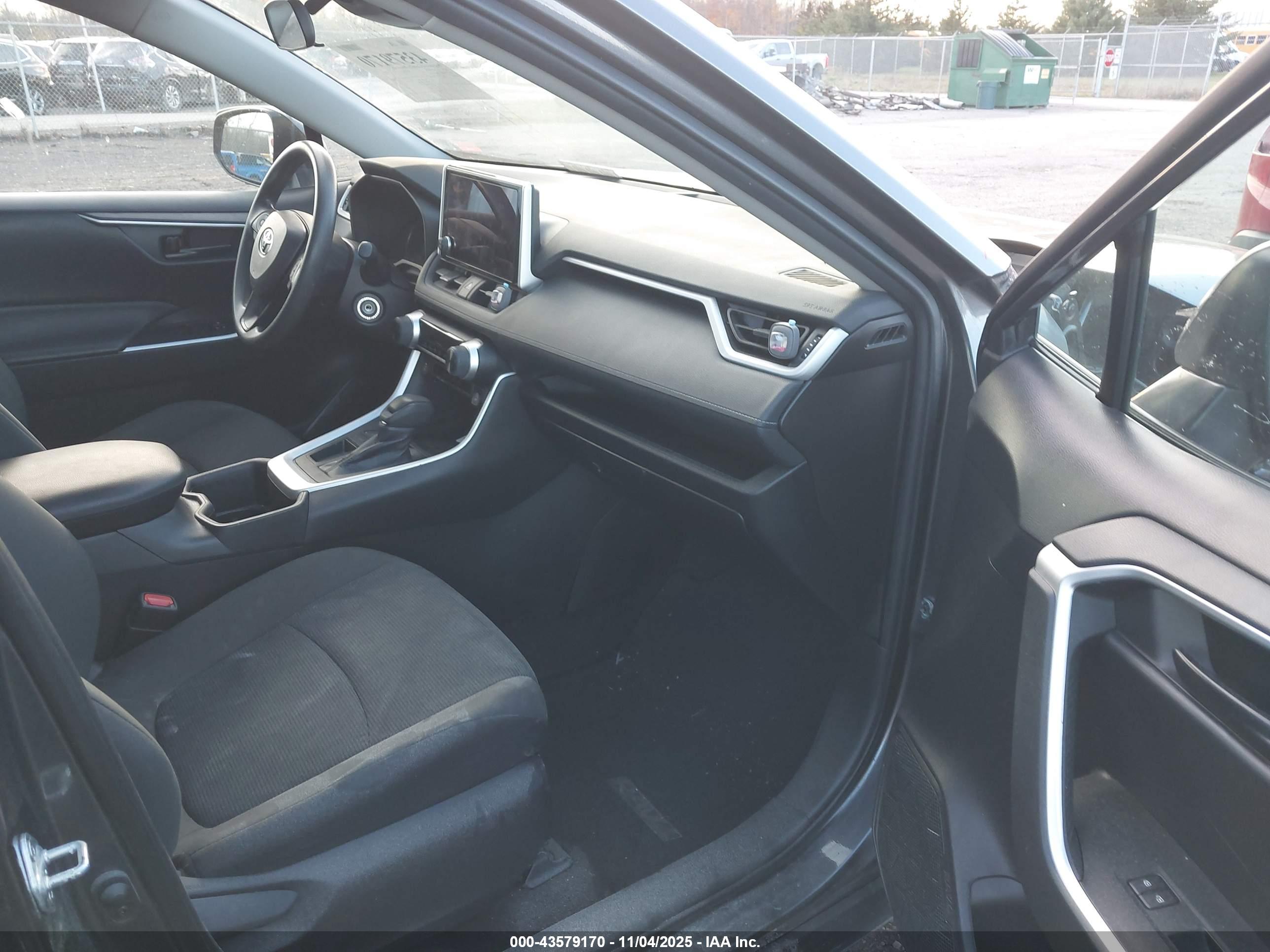 TOYOTA RAV4 image 5