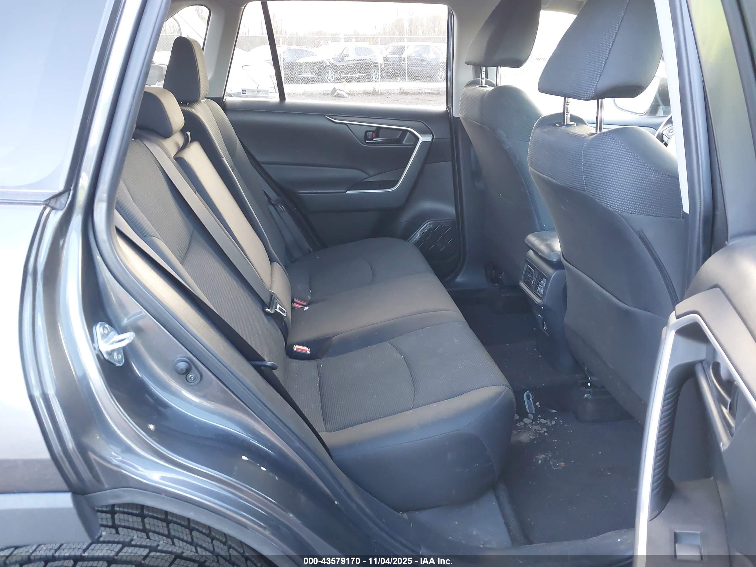 TOYOTA RAV4 image 8