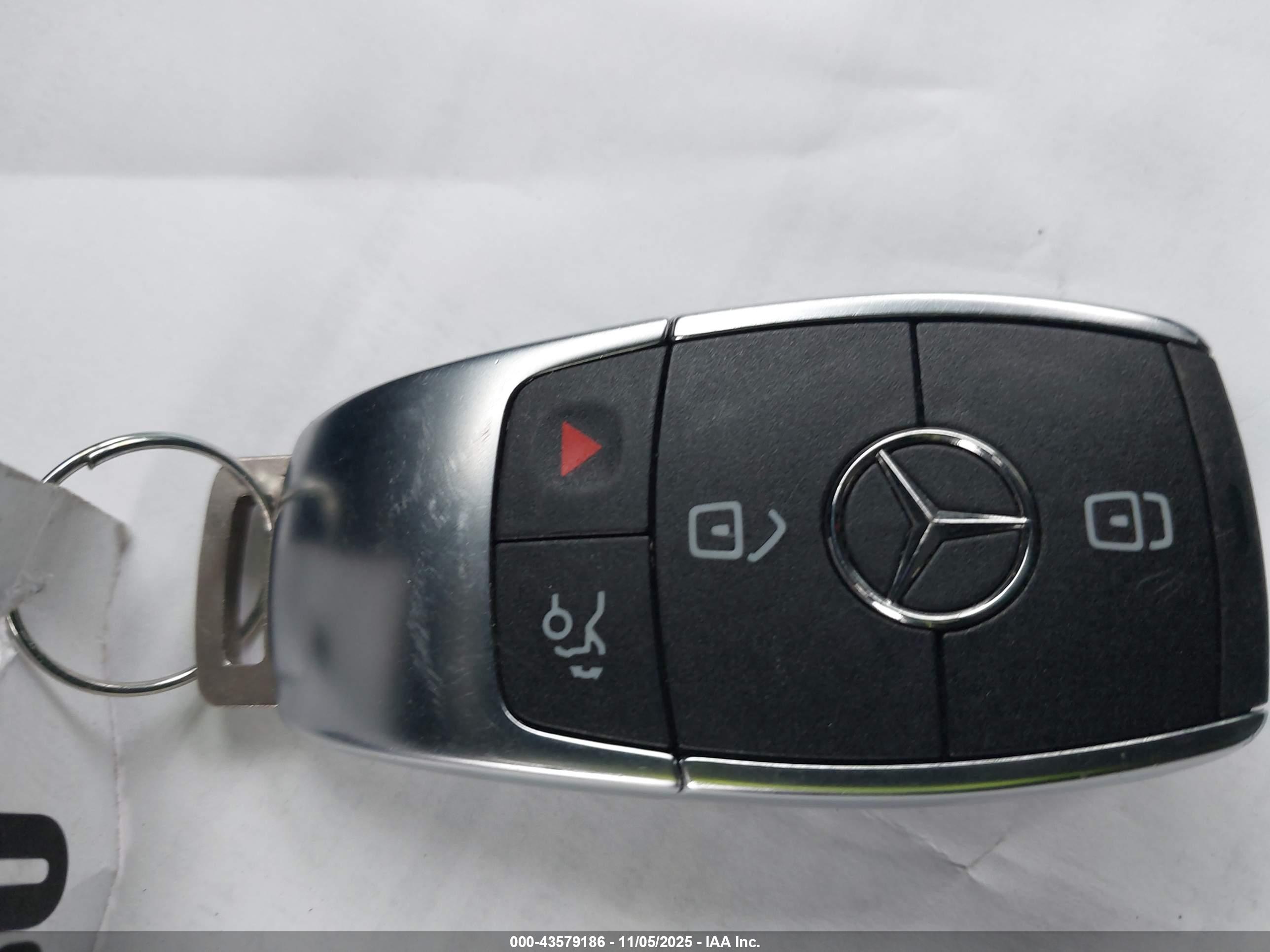 MERCEDES-BENZ GLB image 11