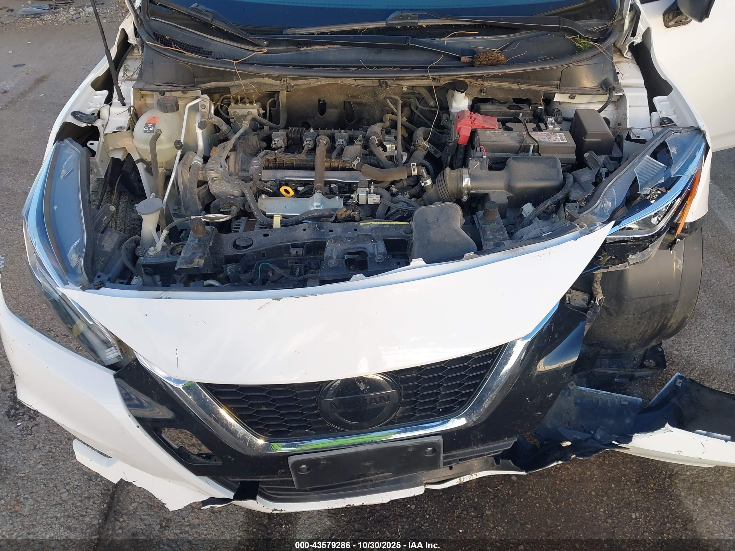 NISSAN VERSA image 10
