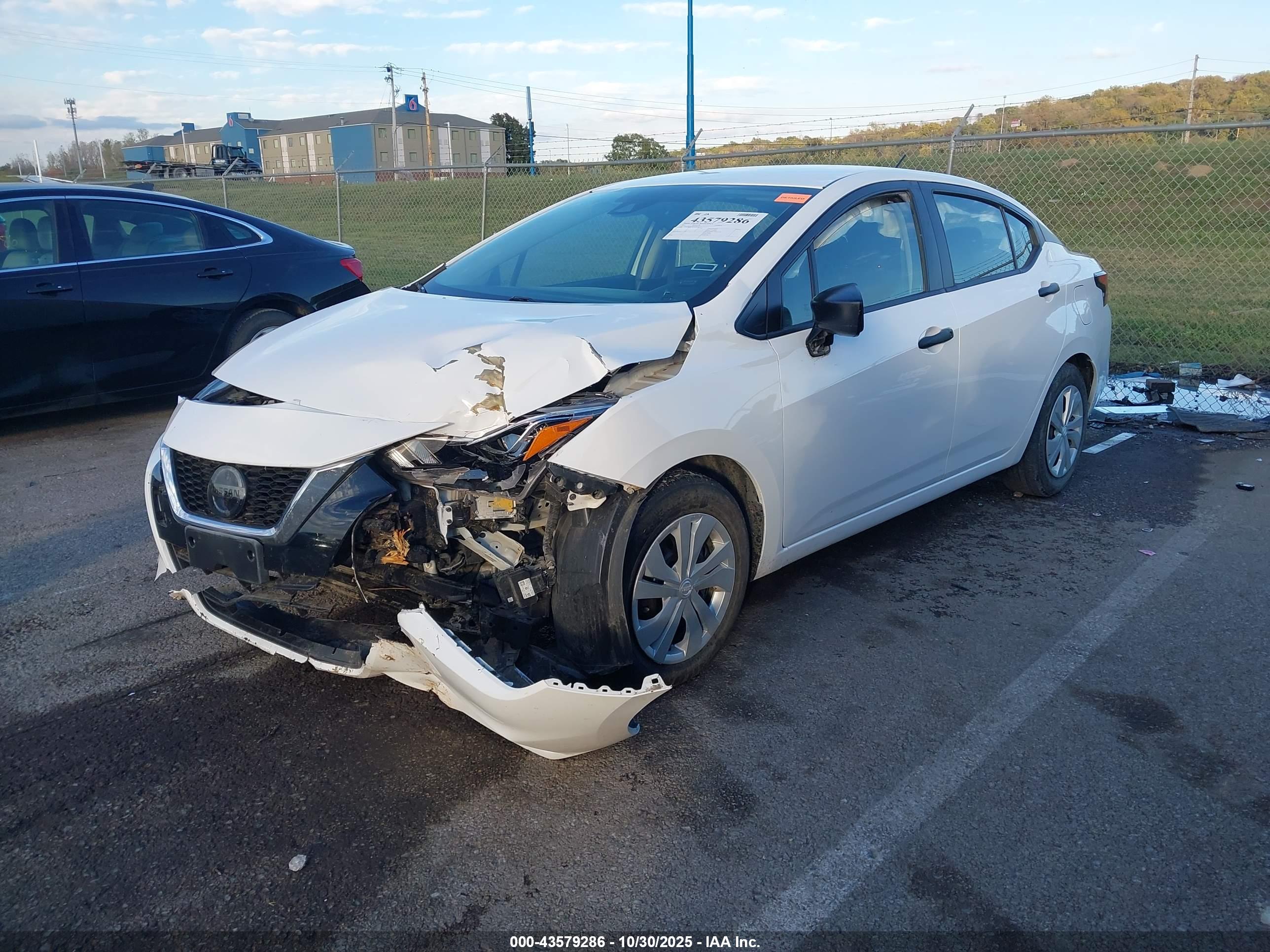 NISSAN VERSA image 2