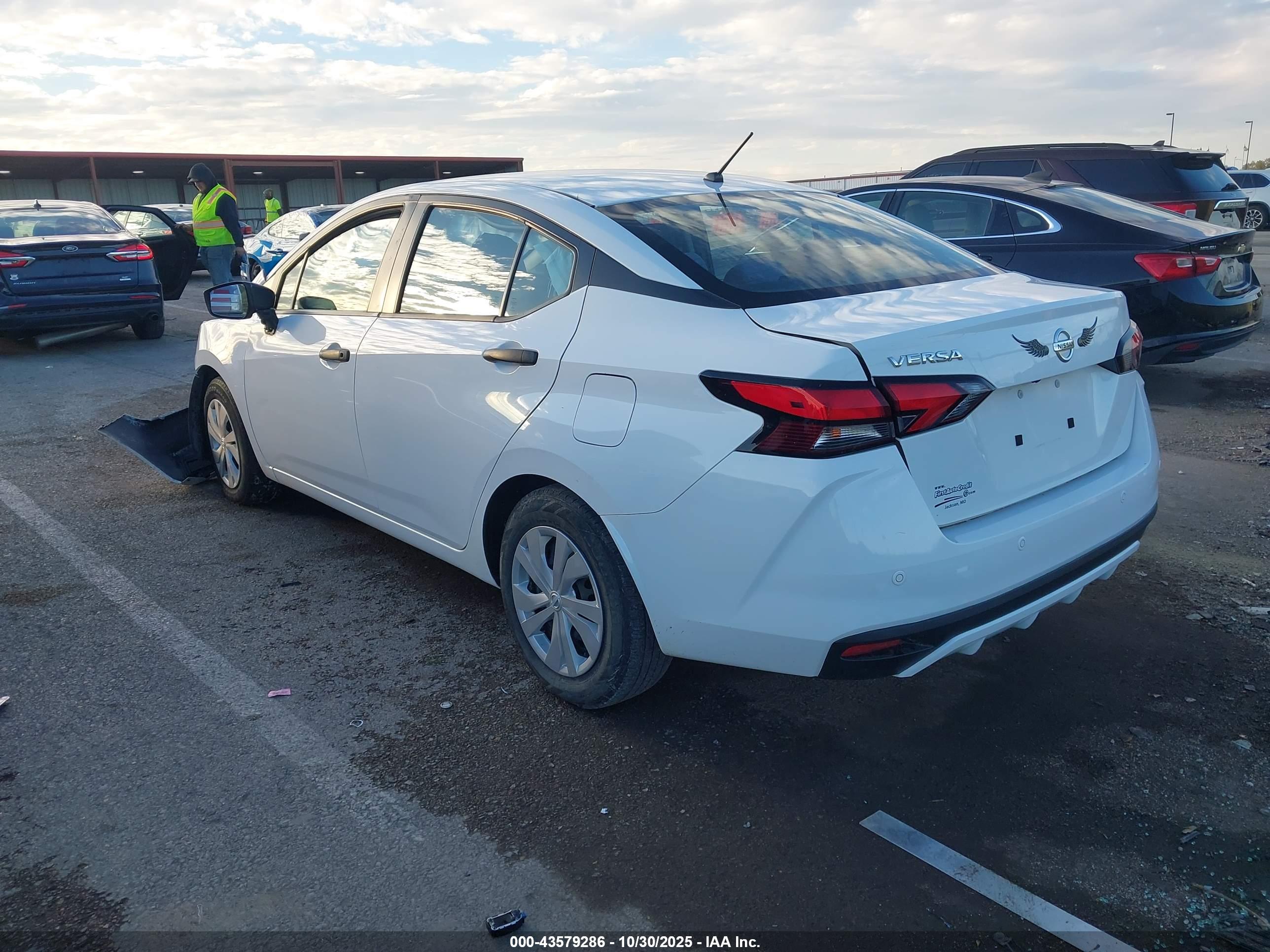 NISSAN VERSA image 3