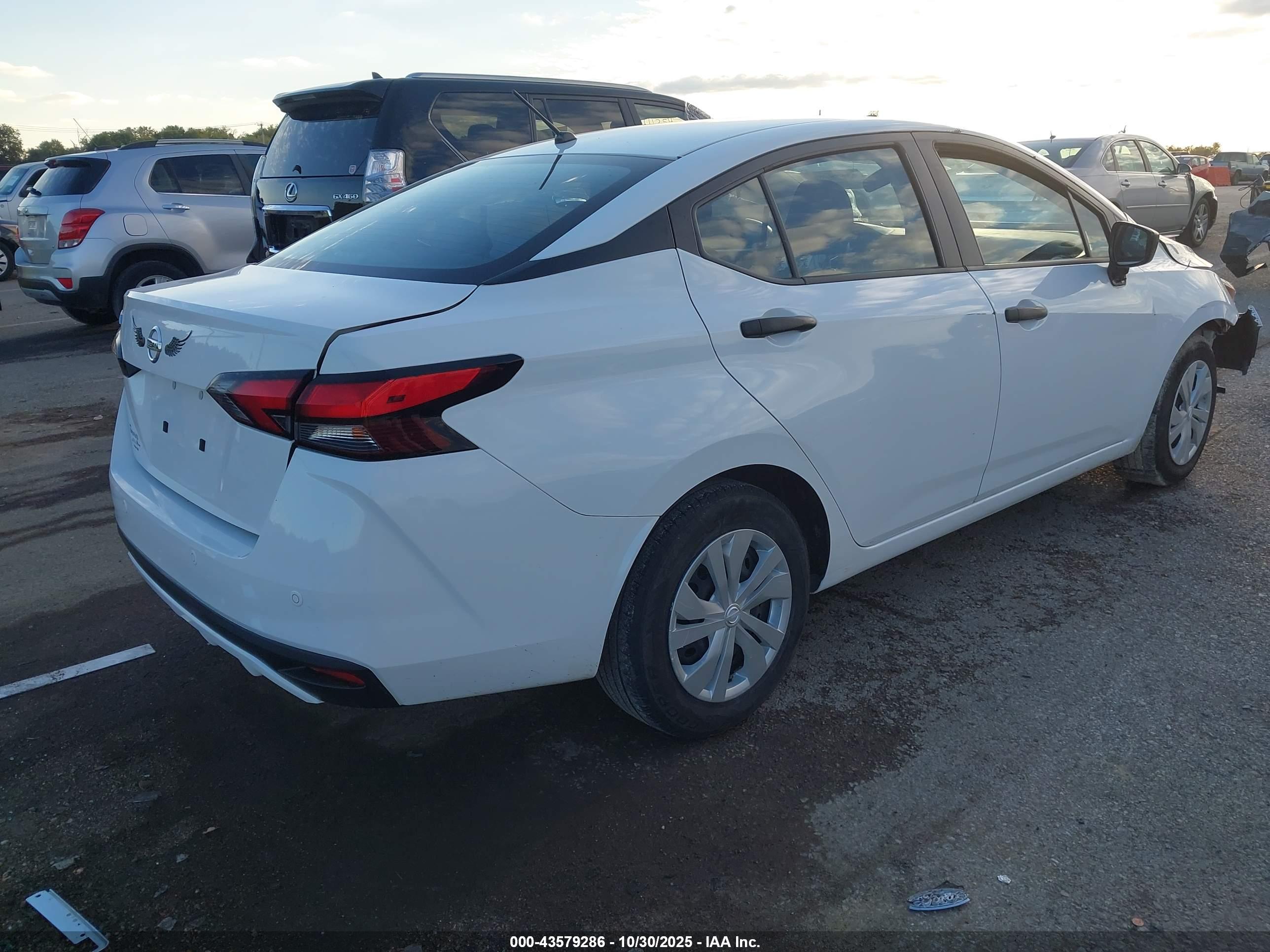NISSAN VERSA image 4