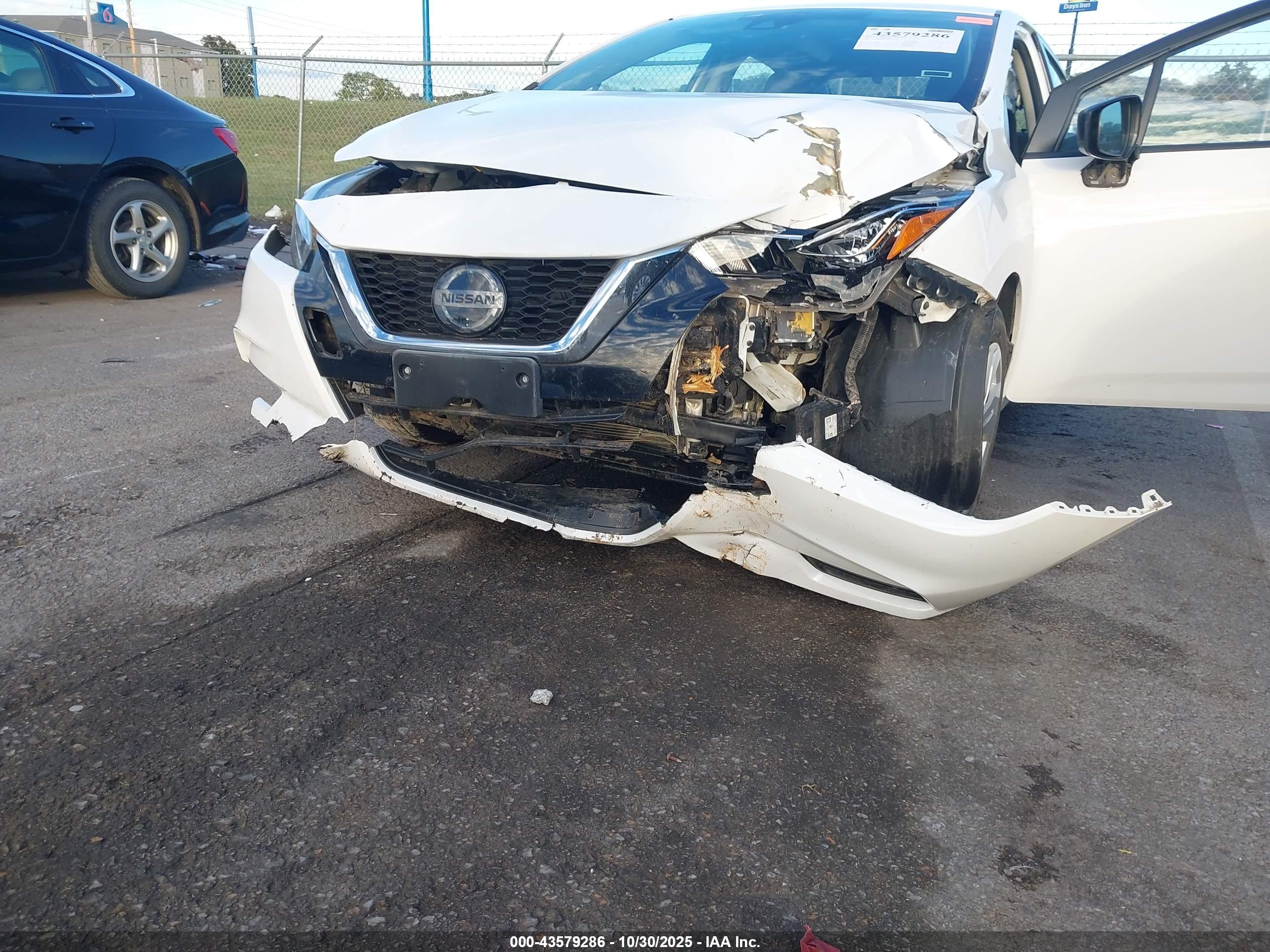 NISSAN VERSA image 6