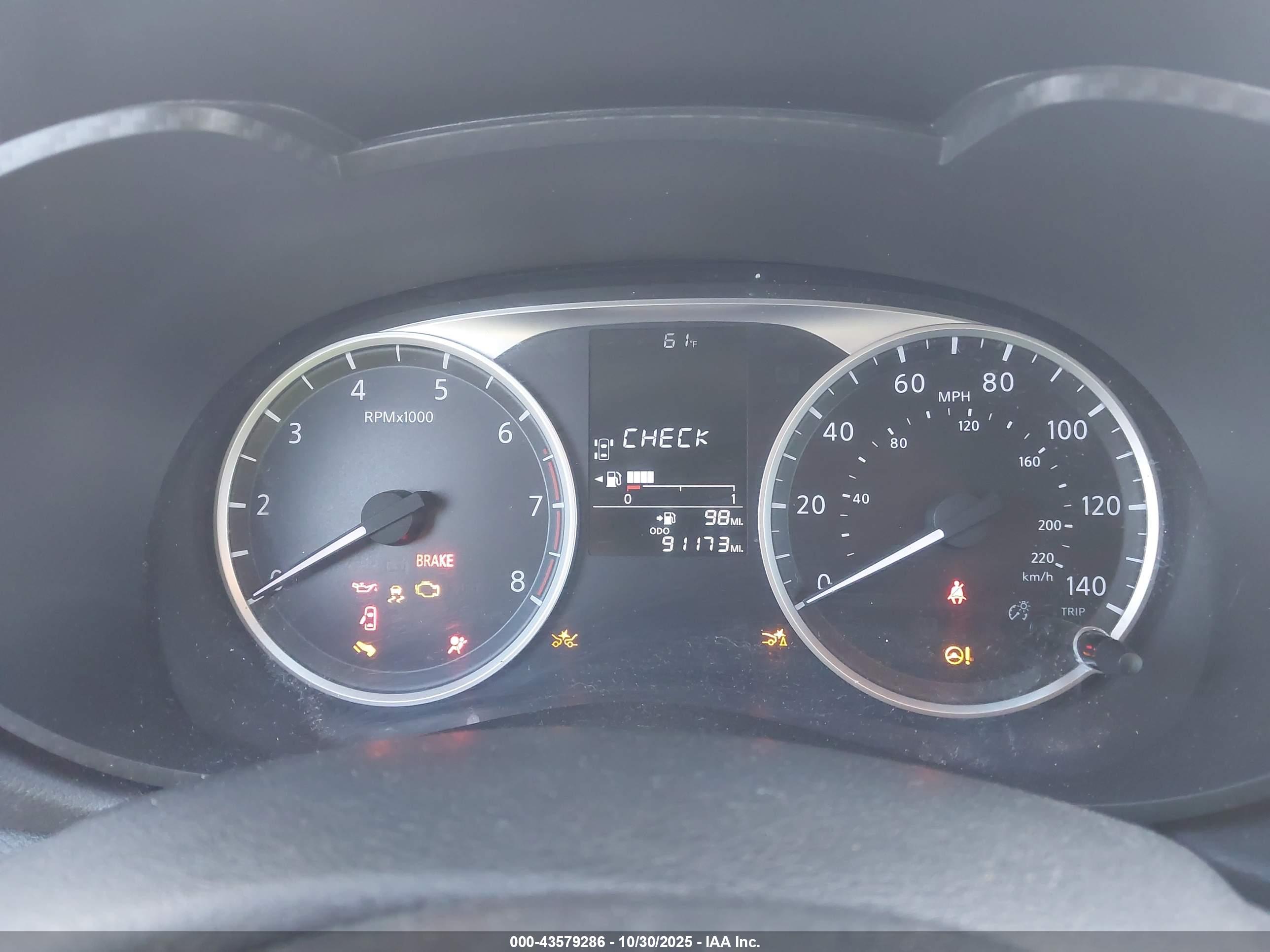 NISSAN VERSA image 7
