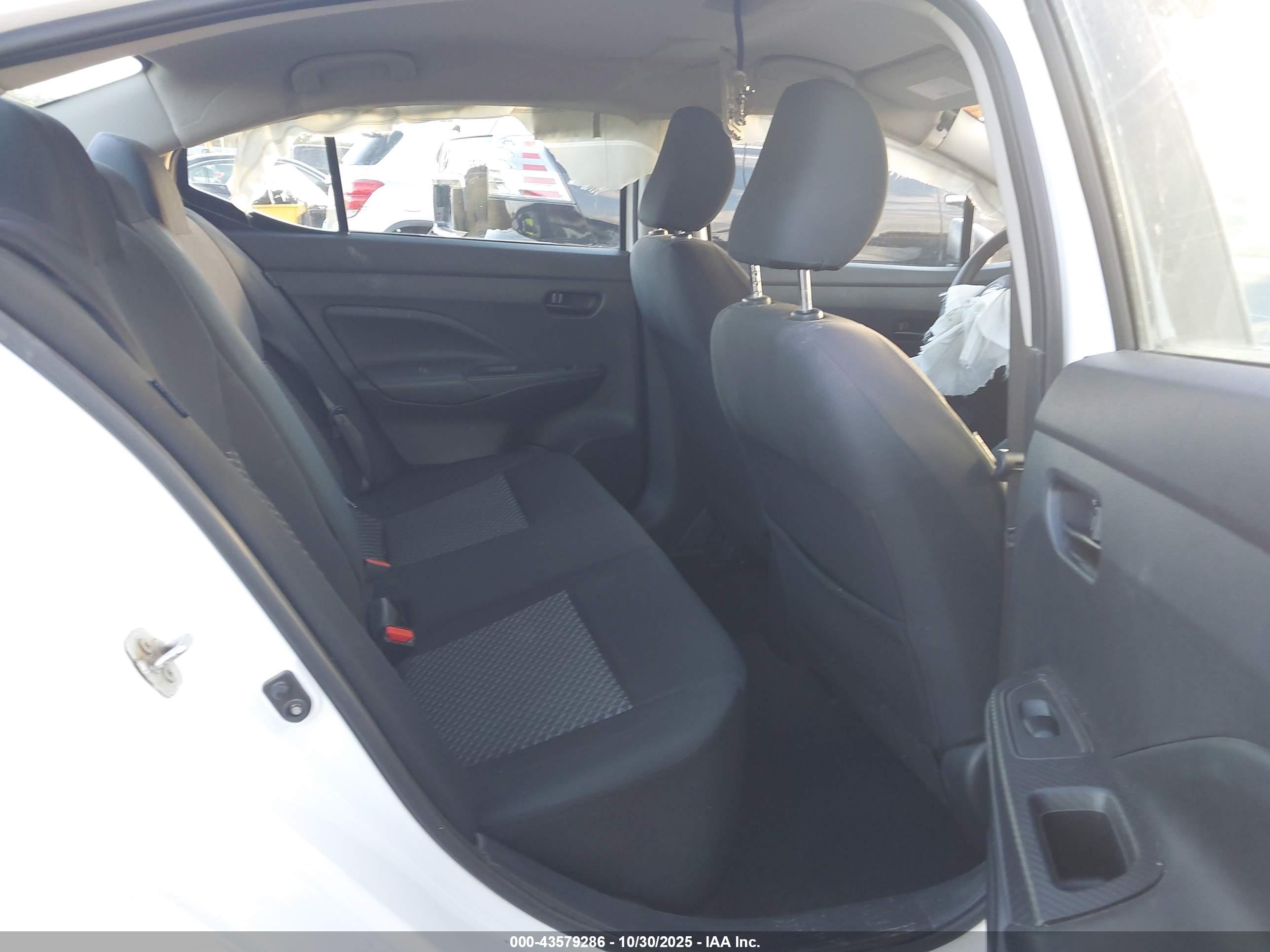 NISSAN VERSA image 8