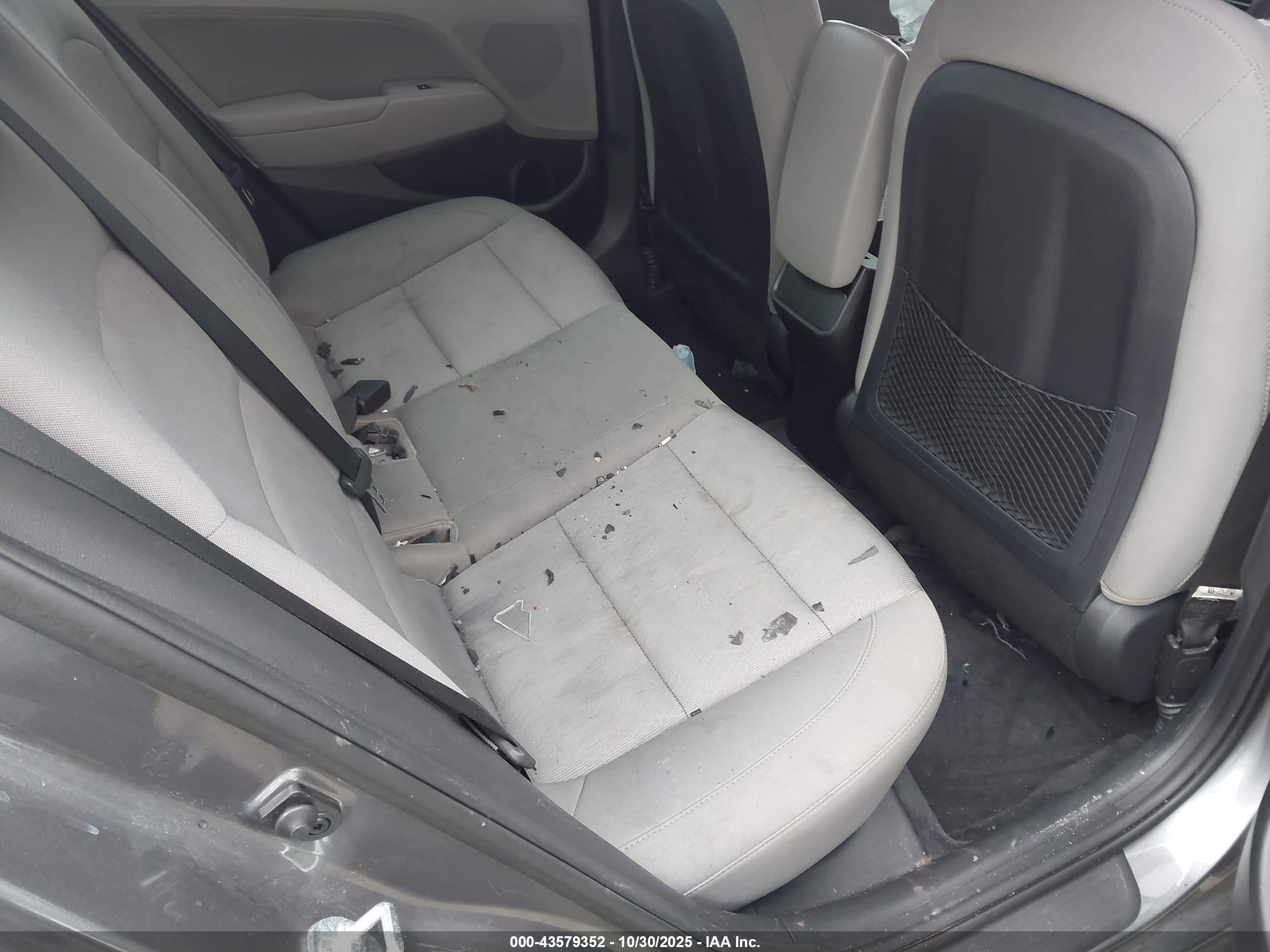 HYUNDAI ELANTRA image 8
