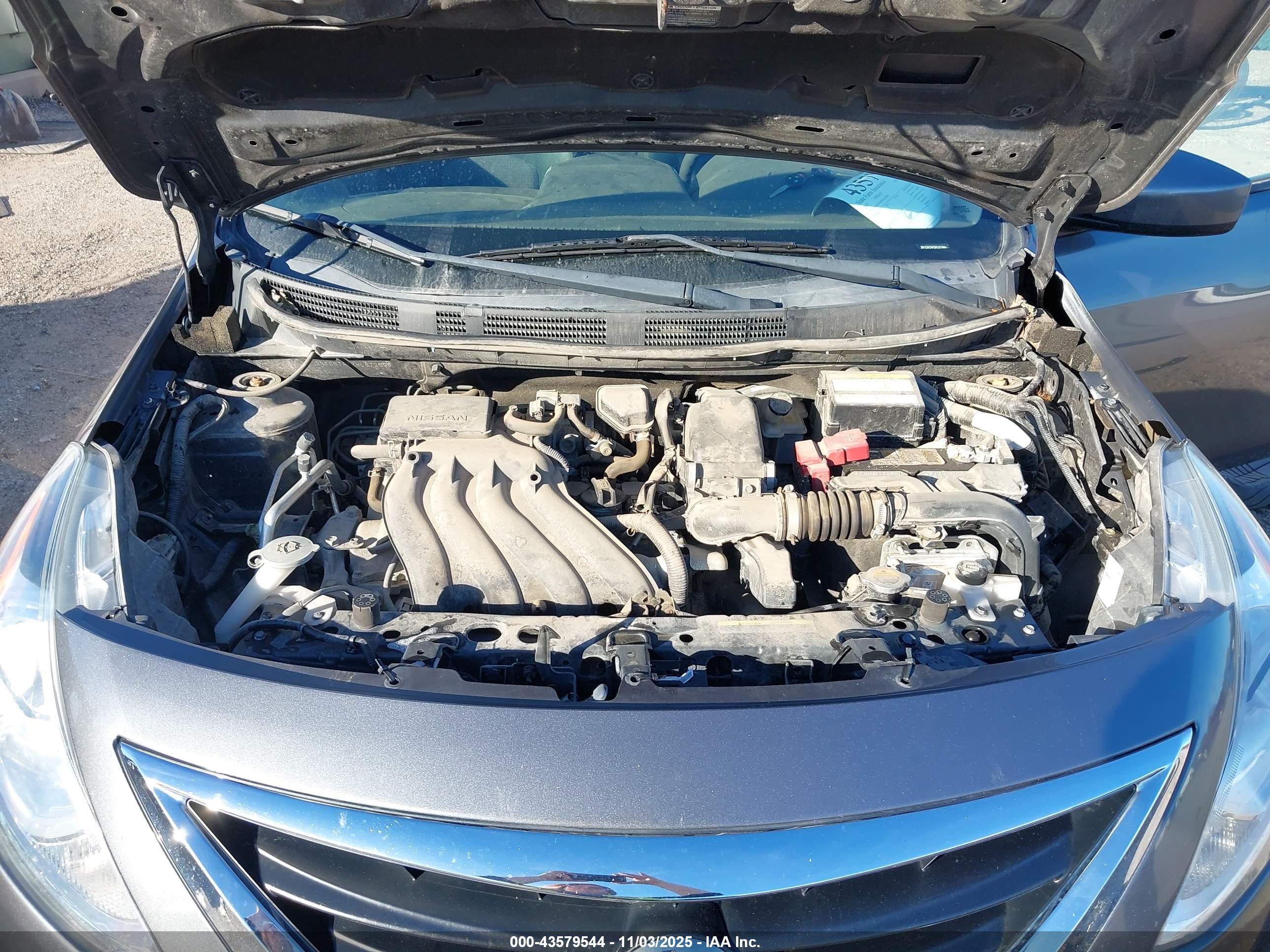 NISSAN VERSA image 10